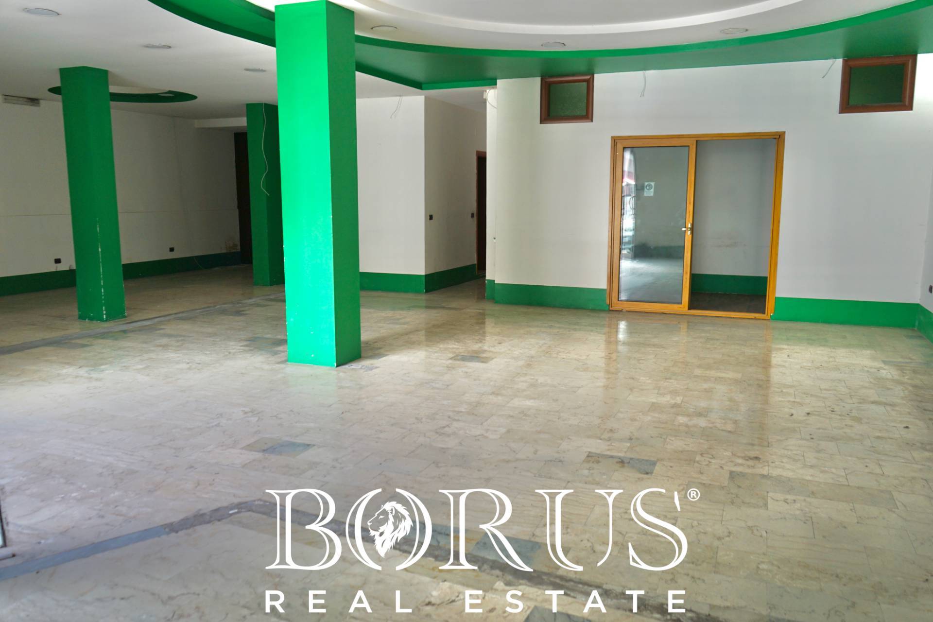 Locale commerciale in affitto a Villa di Briano