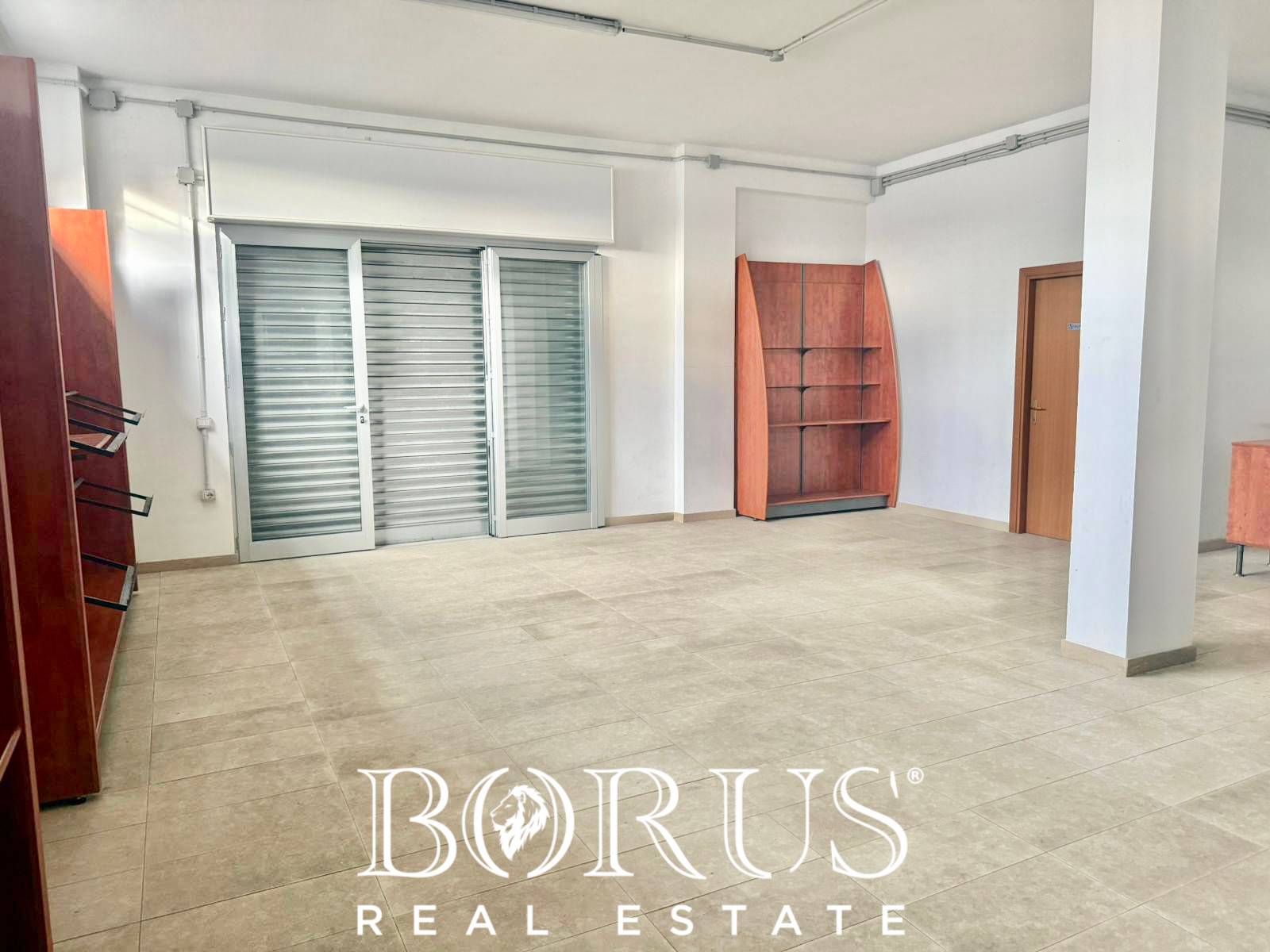 Locale commerciale in affitto a Casal di Principe