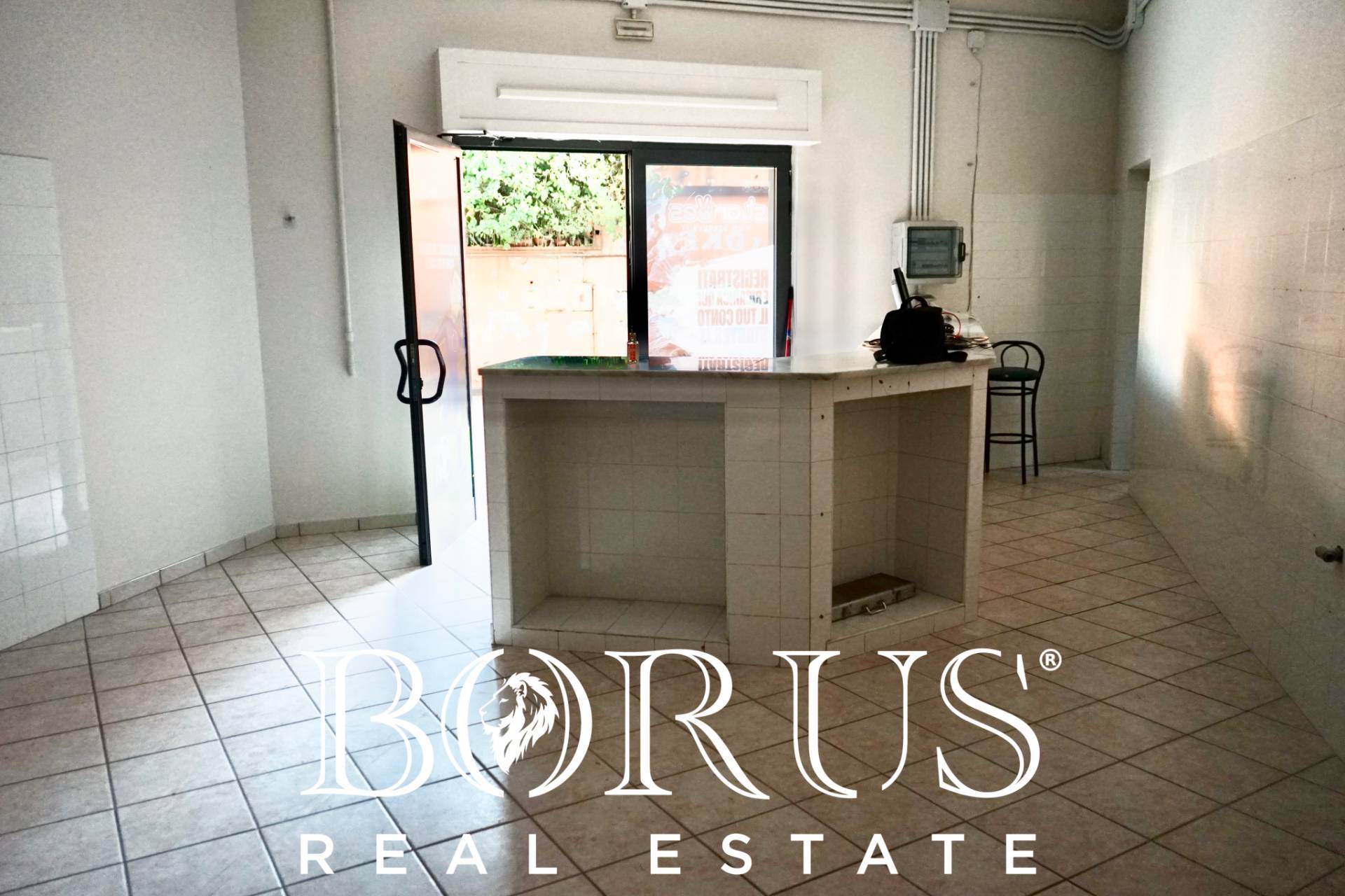 Locale commerciale in affitto a Trentola-Ducenta