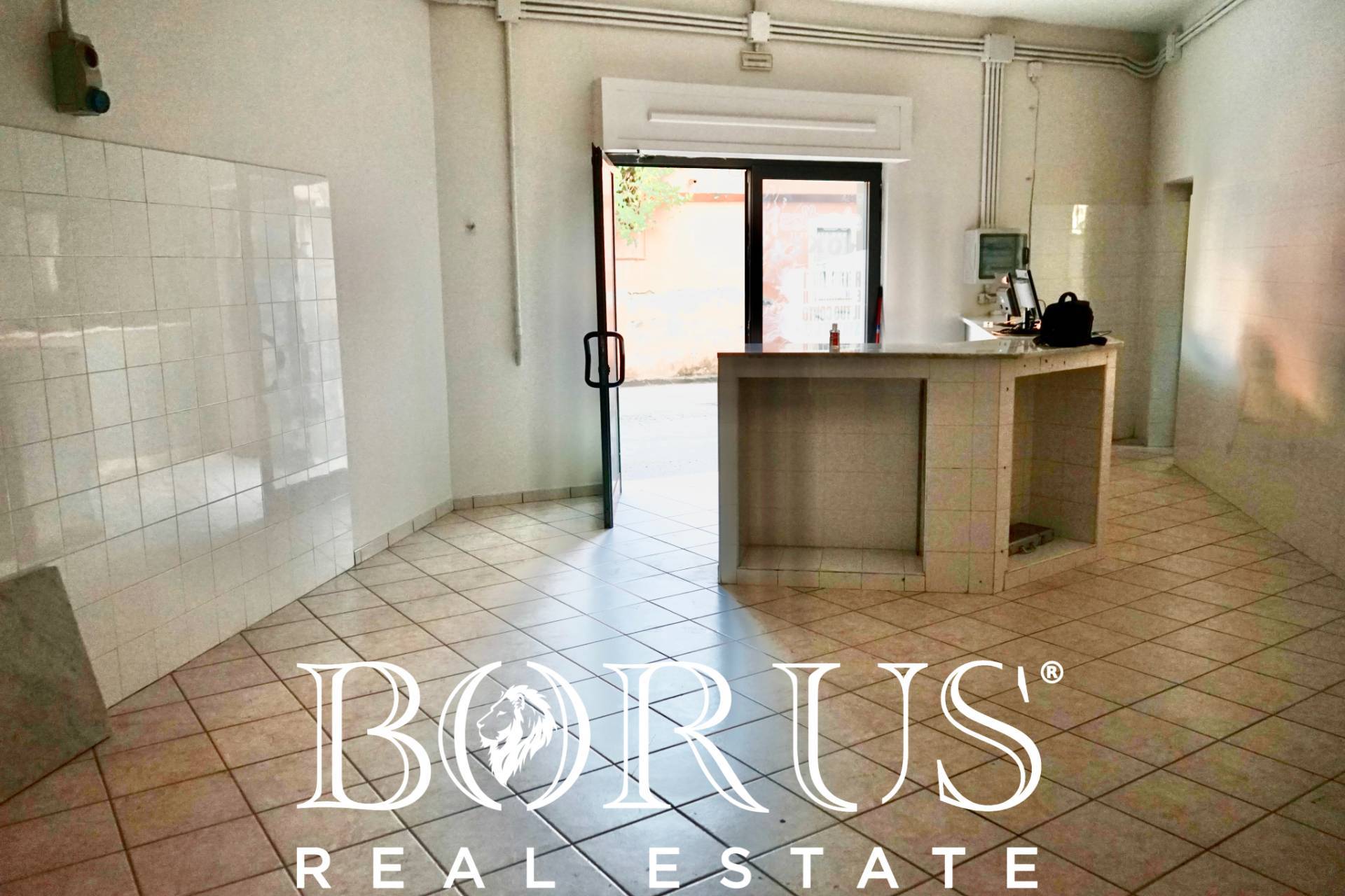 Locale commerciale in affitto a Trentola-Ducenta