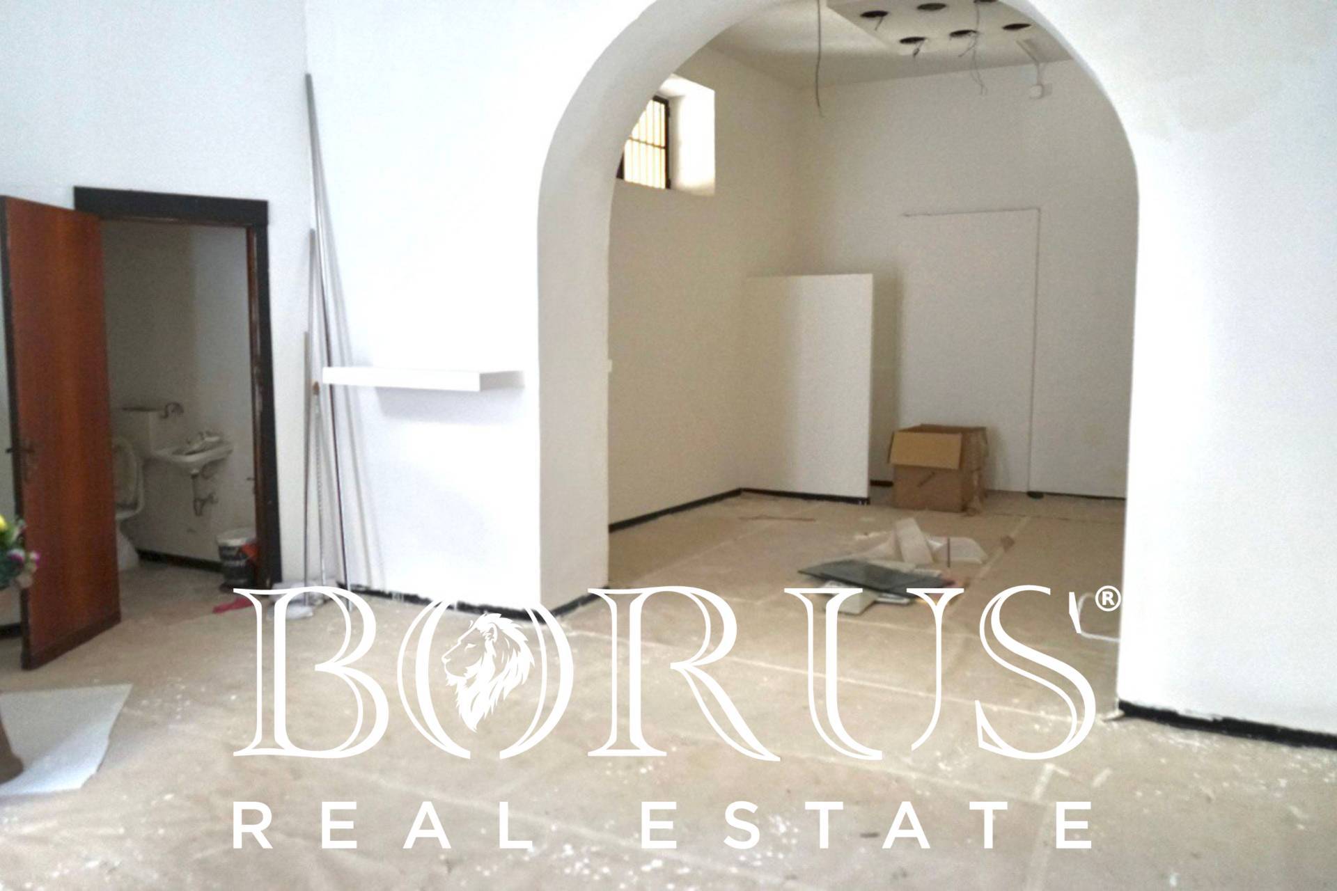 Locale commerciale in affitto a Aversa