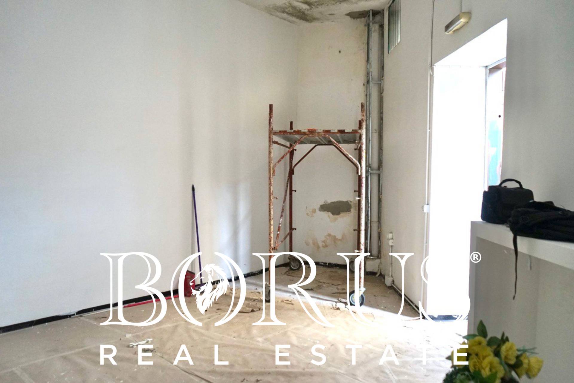 Locale commerciale in affitto a Aversa