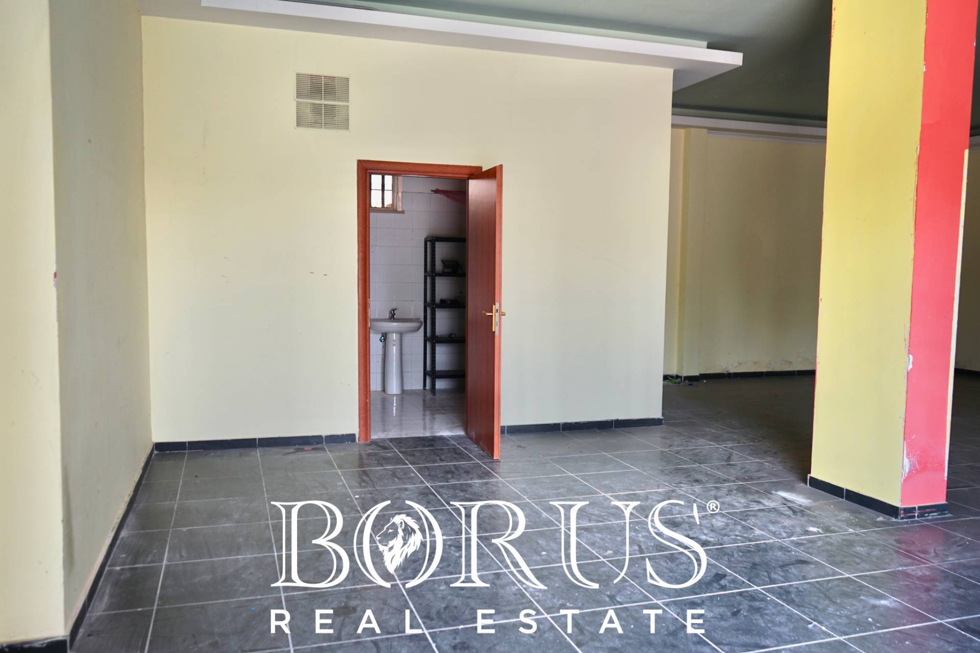 Locale commerciale in affitto a Cesa