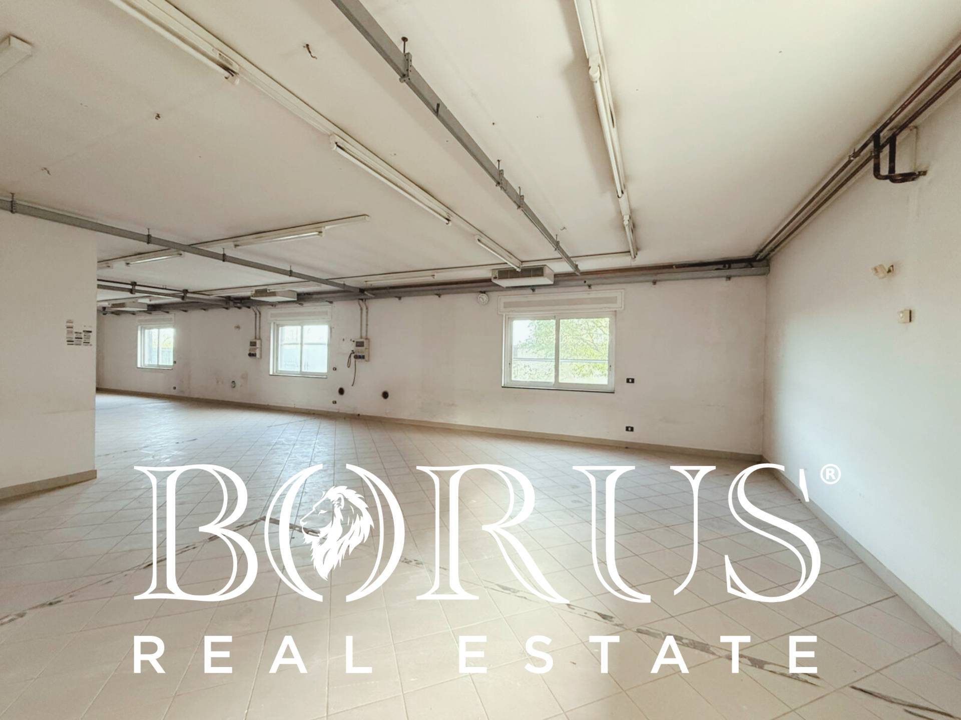 Locale commerciale in affitto a Gricignano di Aversa