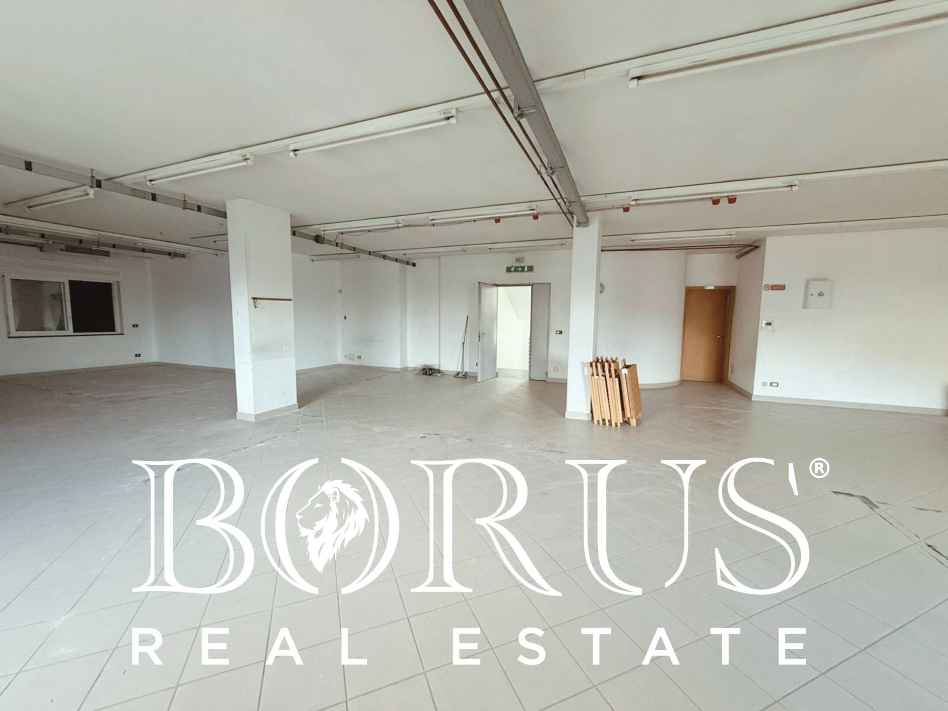 Locale commerciale in affitto a Gricignano di Aversa