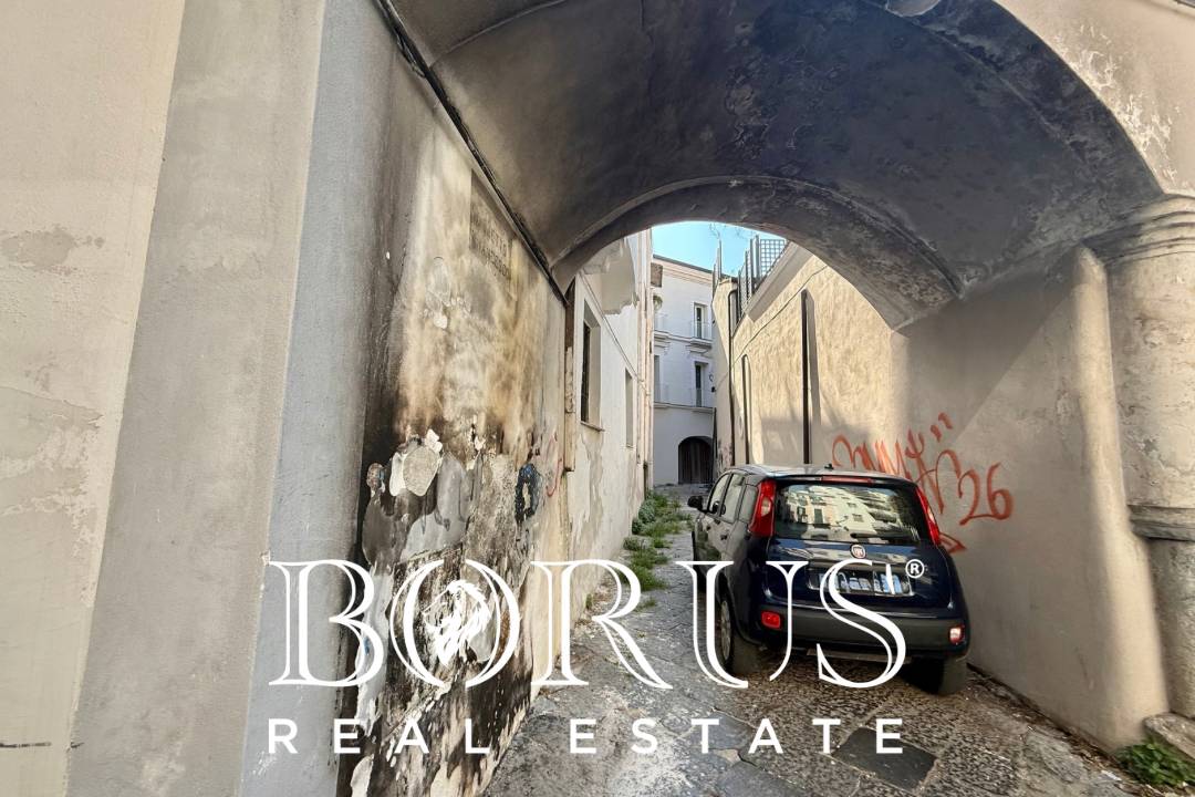 Locale commerciale in affitto a Aversa