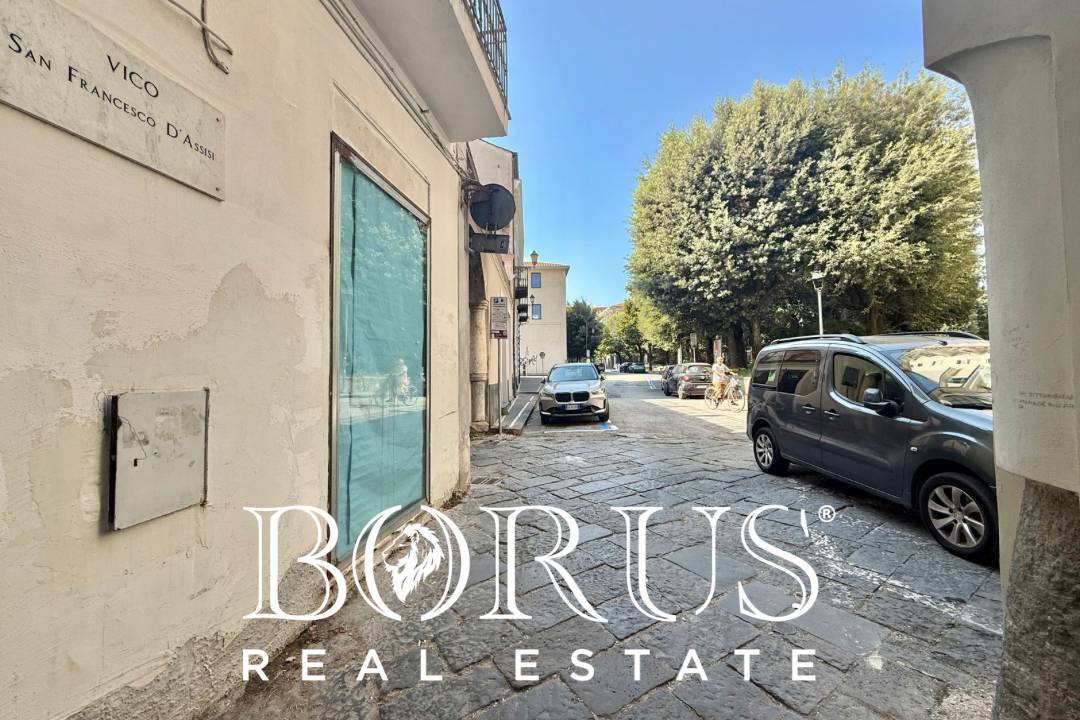 Locale commerciale in affitto a Aversa