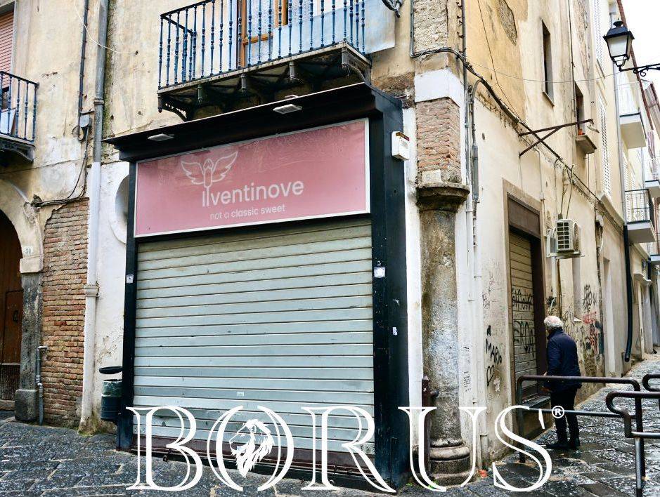 Locale commerciale in affitto a Aversa