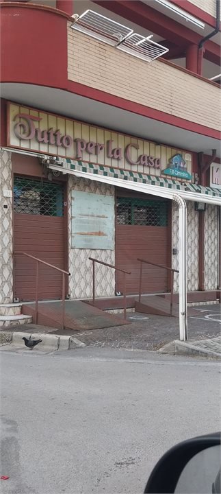 Locale commerciale in affitto a Crispano