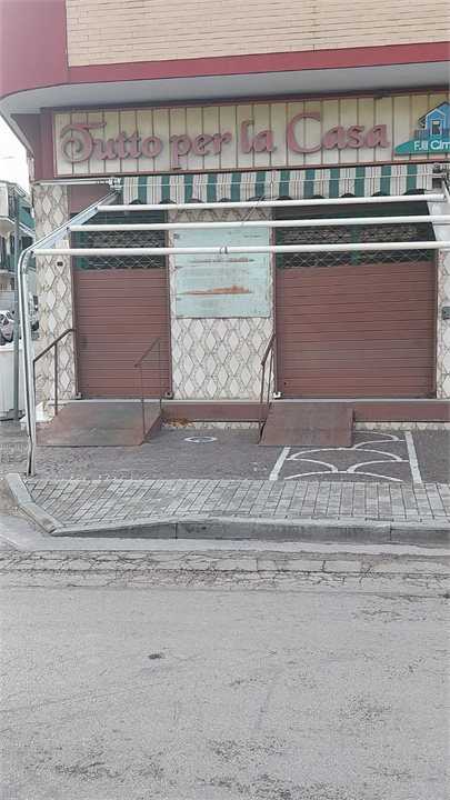 Locale commerciale in affitto a Crispano