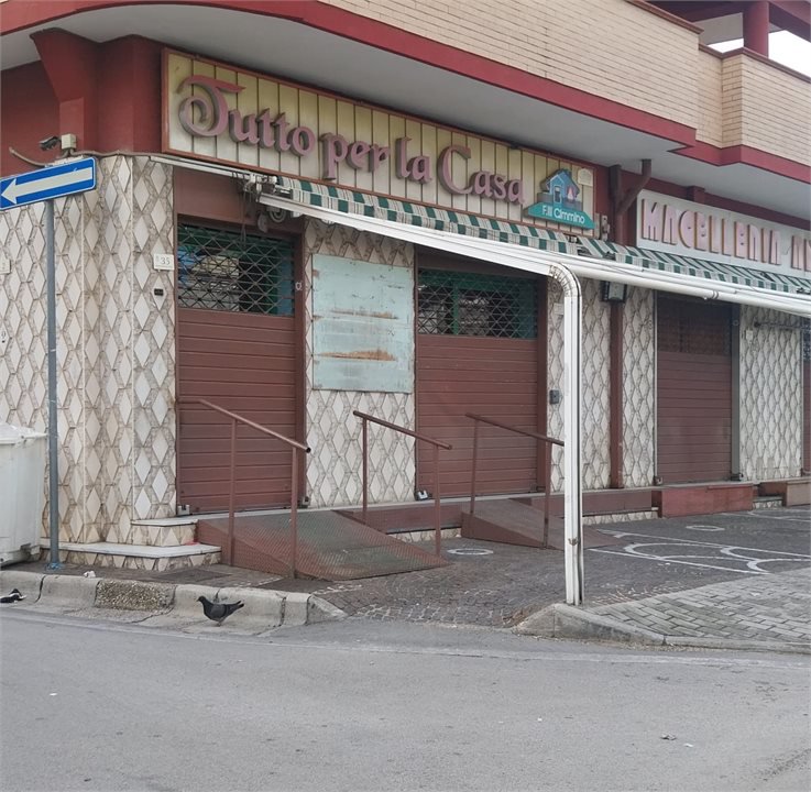 Locale commerciale in affitto a Crispano