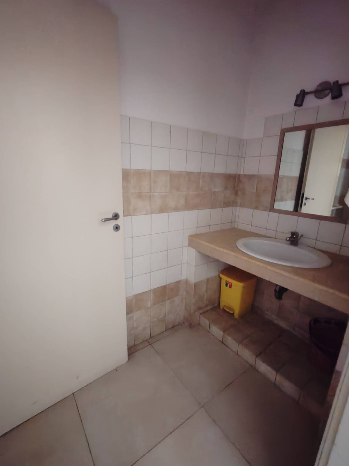 Locale commerciale in vendita a Floridia