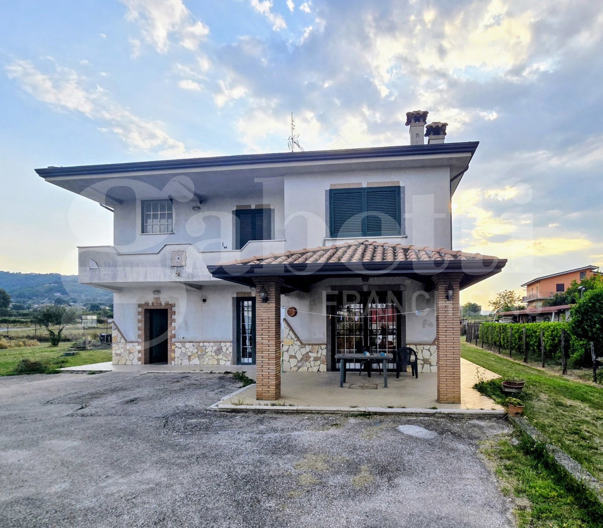 Casa indipendente con box doppio a Artena