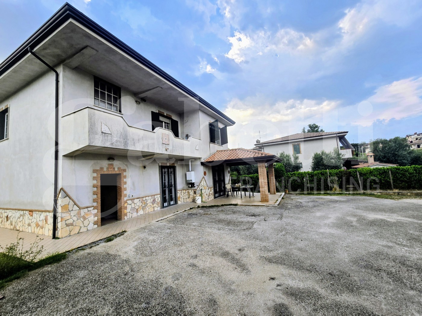 Casa indipendente con box doppio a Artena