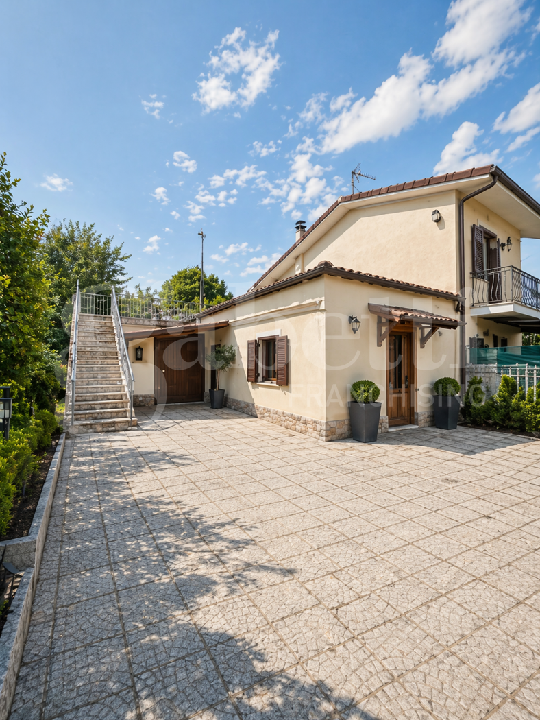 Villa Bifamiliare con giardino a Paliano