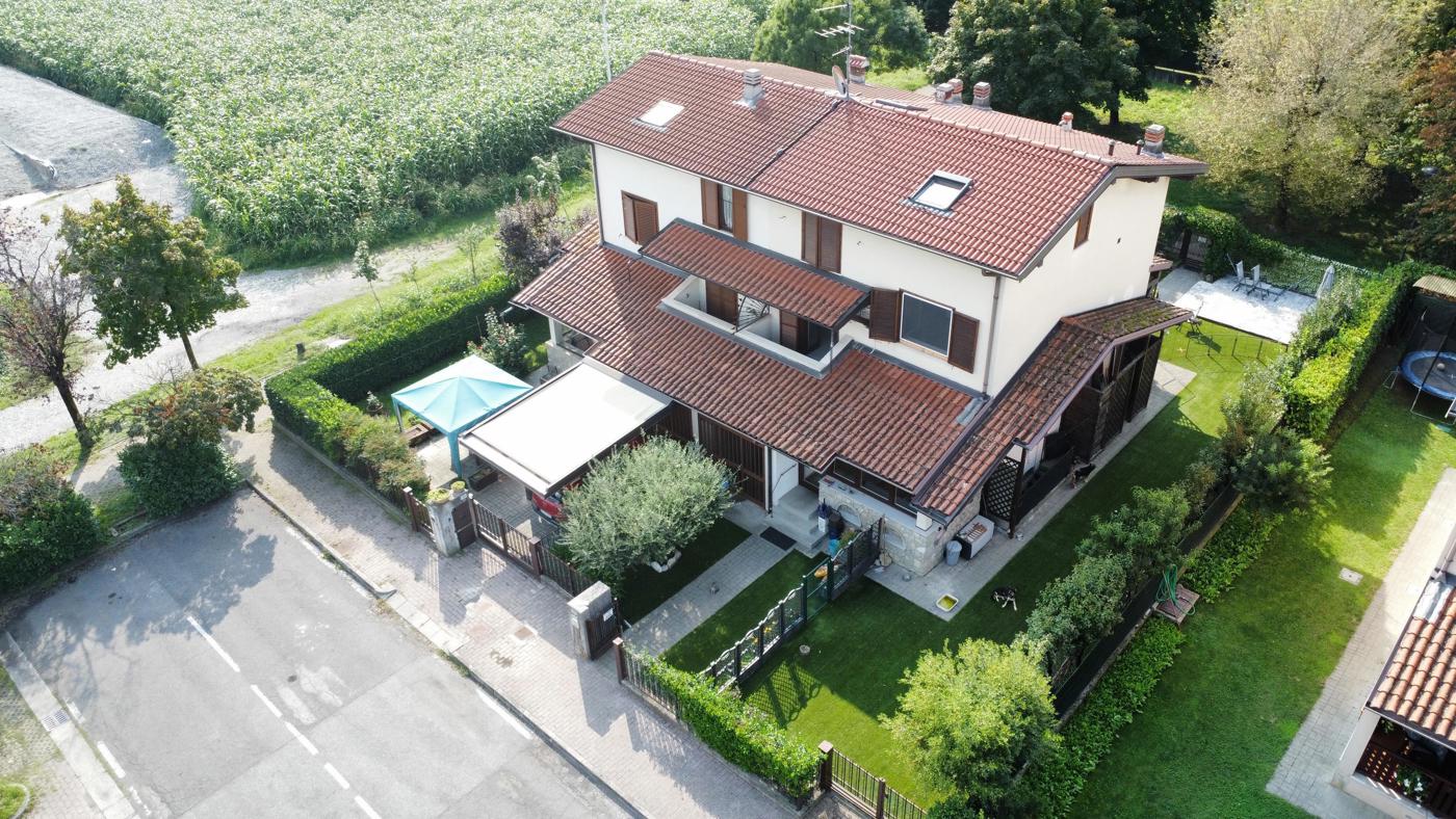 Villa Bifamiliare con giardino a Gussago