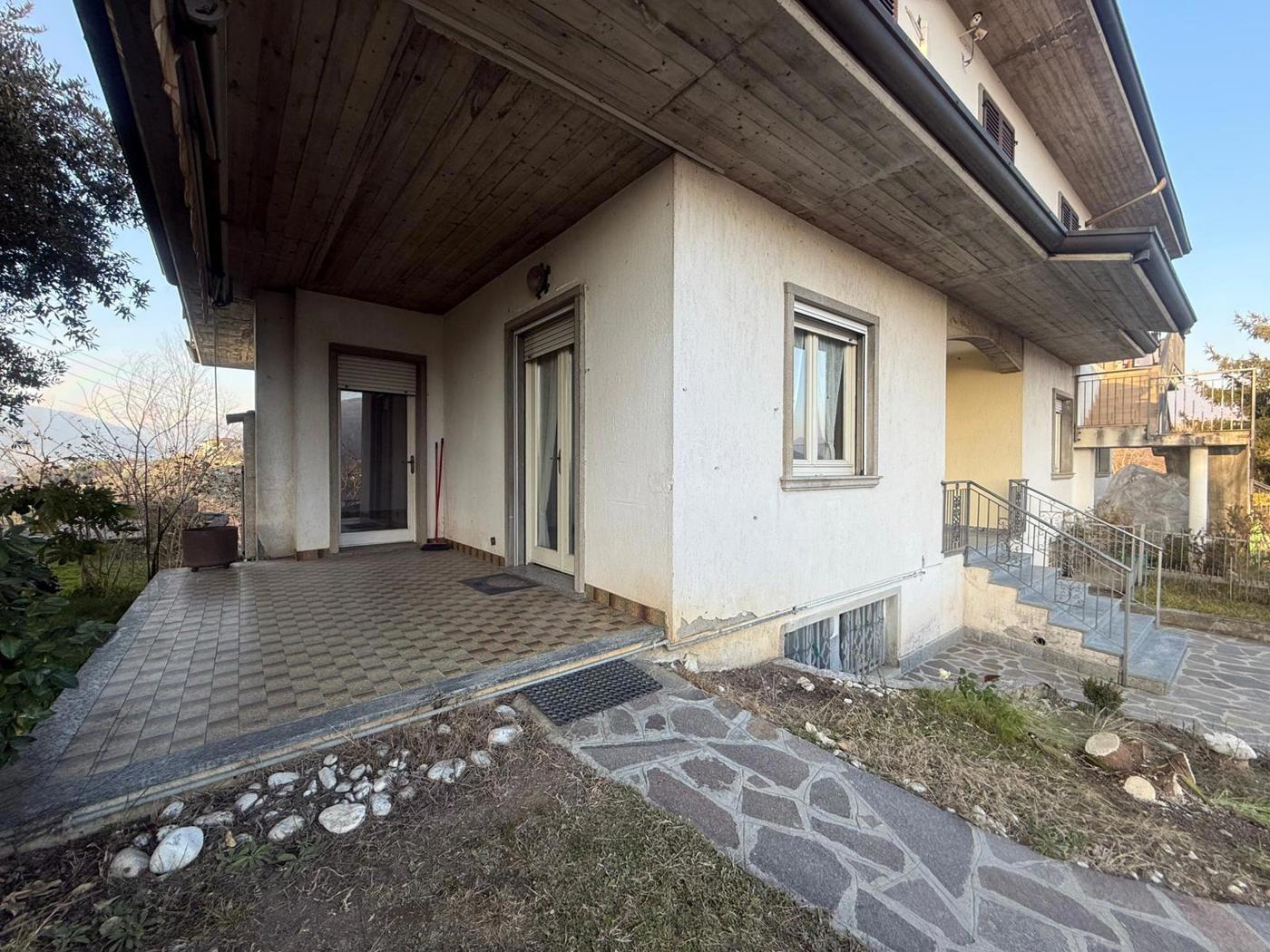 Villa Bifamiliare con giardino a Paratico