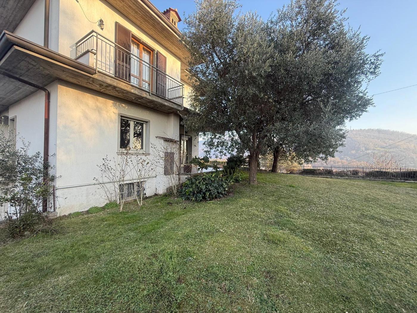 Villa Bifamiliare con giardino a Paratico