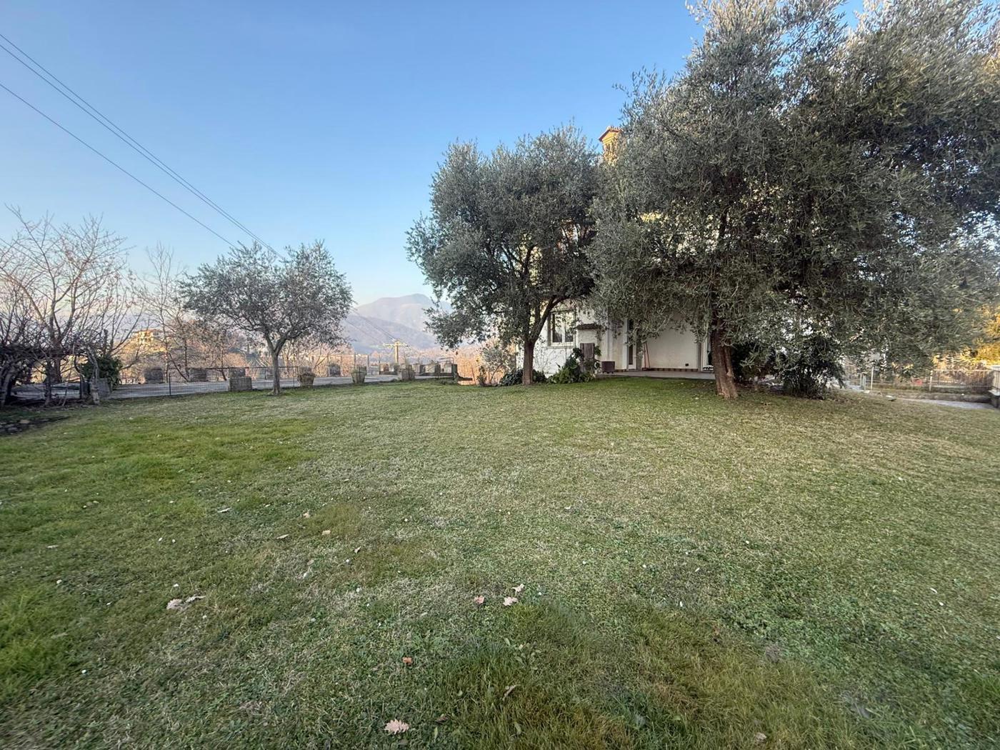 Villa Bifamiliare con giardino a Paratico