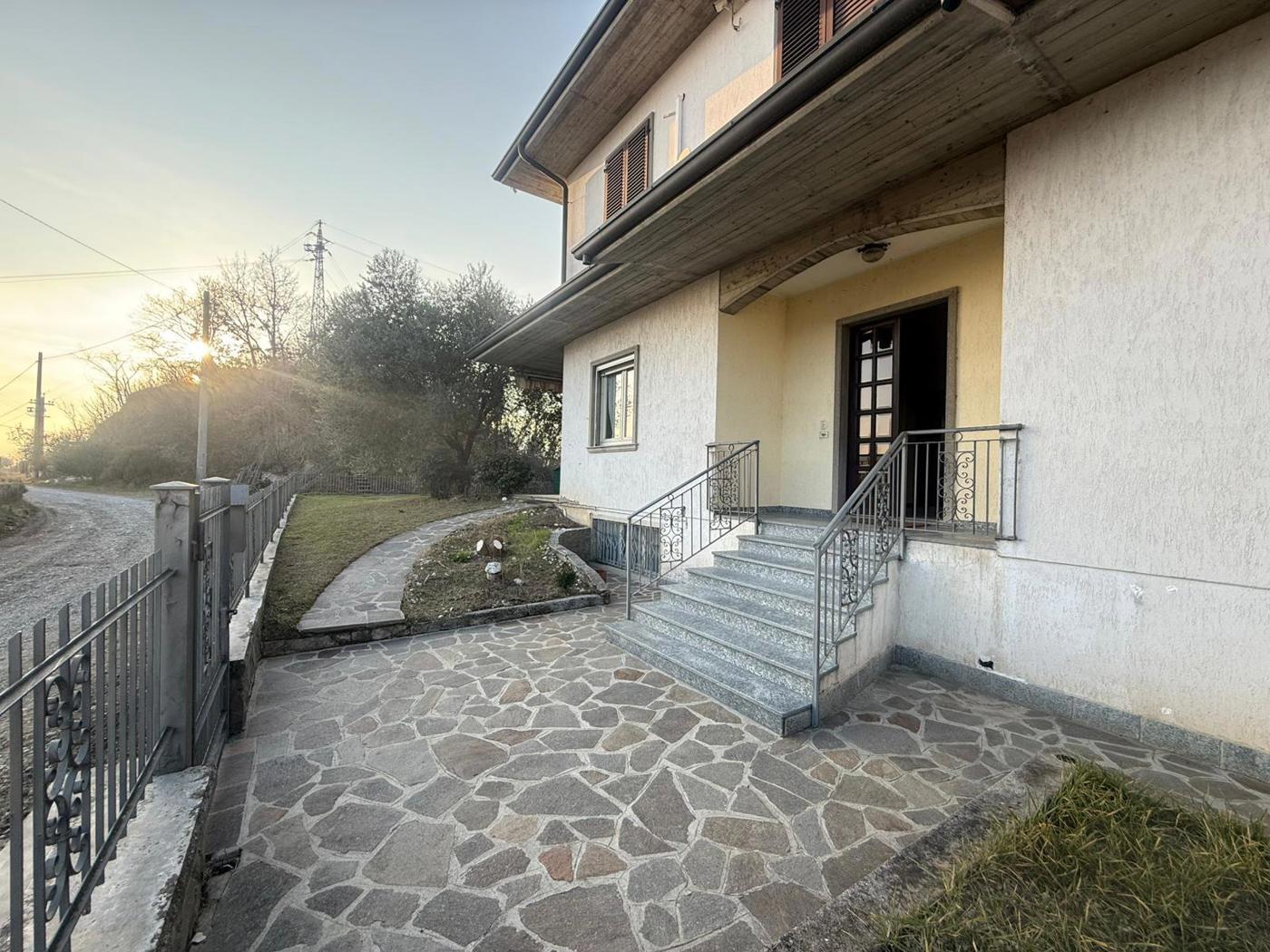 Villa Bifamiliare con giardino a Paratico