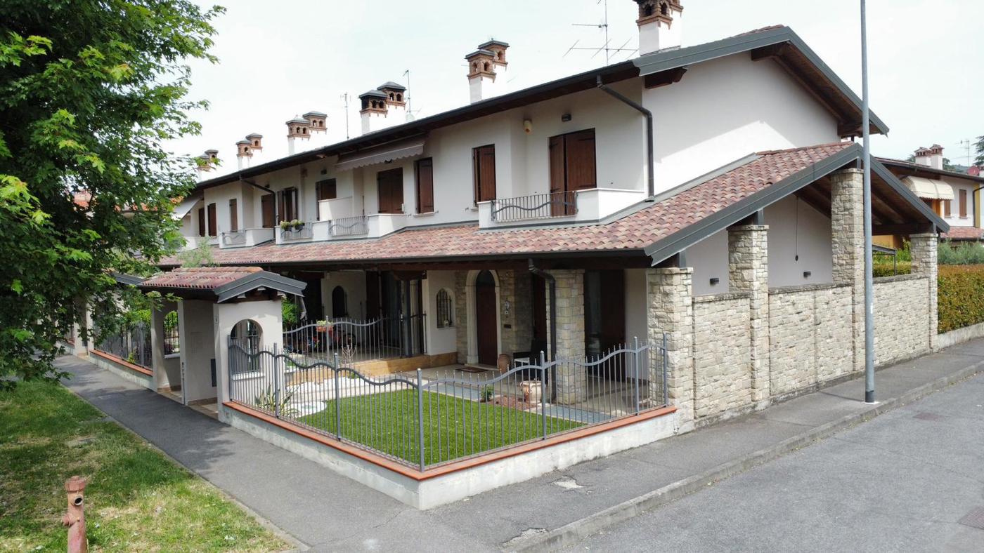 Villa Bifamiliare con giardino a Coccaglio