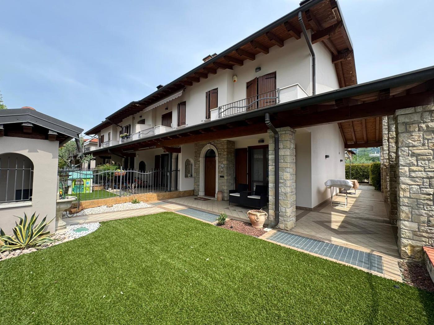 Villa Bifamiliare con giardino a Coccaglio