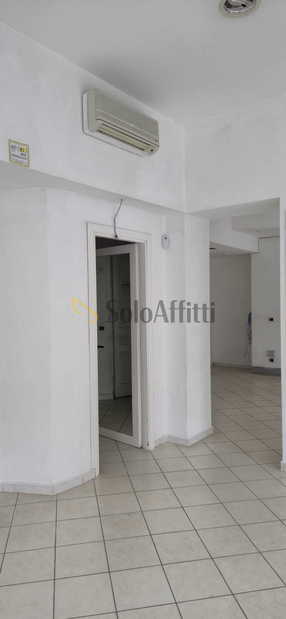 Locale commerciale ristrutturata in via dante di nanni 64, Torino