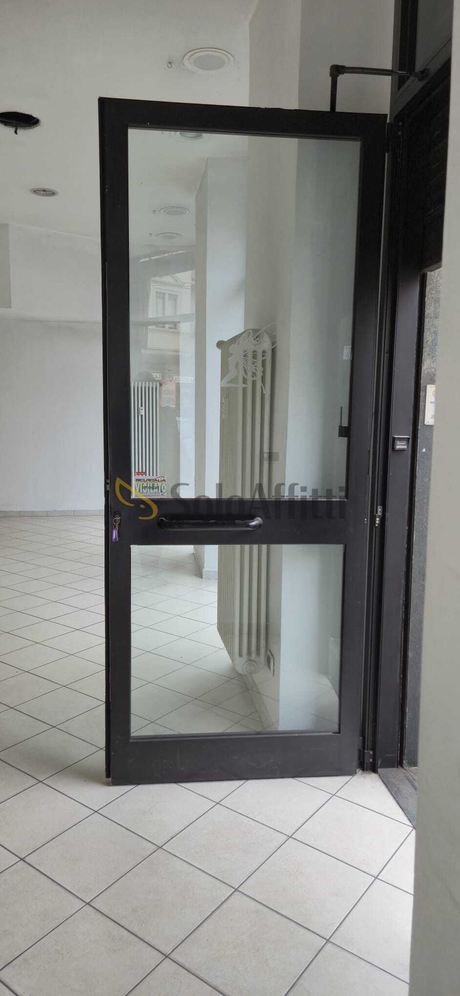 Locale commerciale ristrutturata in via dante di nanni 64, Torino