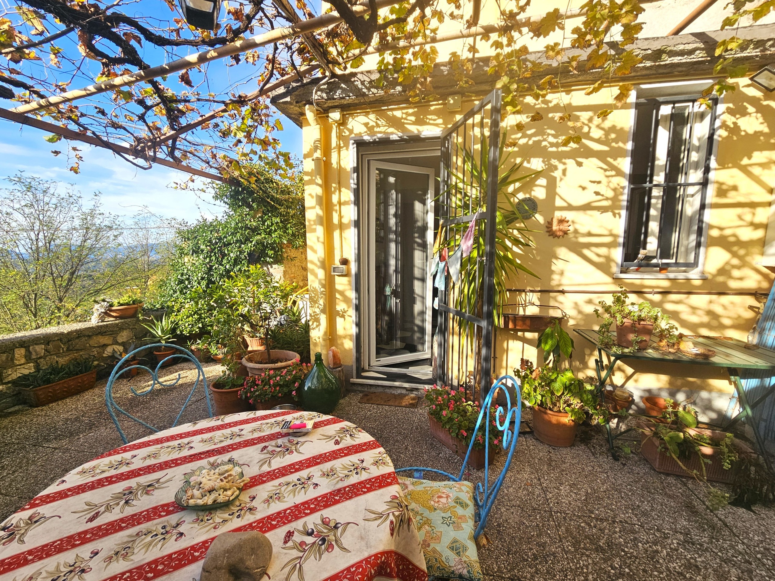 Casa indipendente con terrazzo a Sarzana