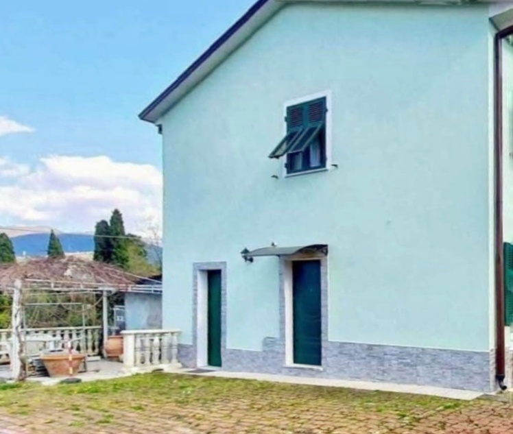 Casa indipendente con giardino in via montecavallo, Sarzana