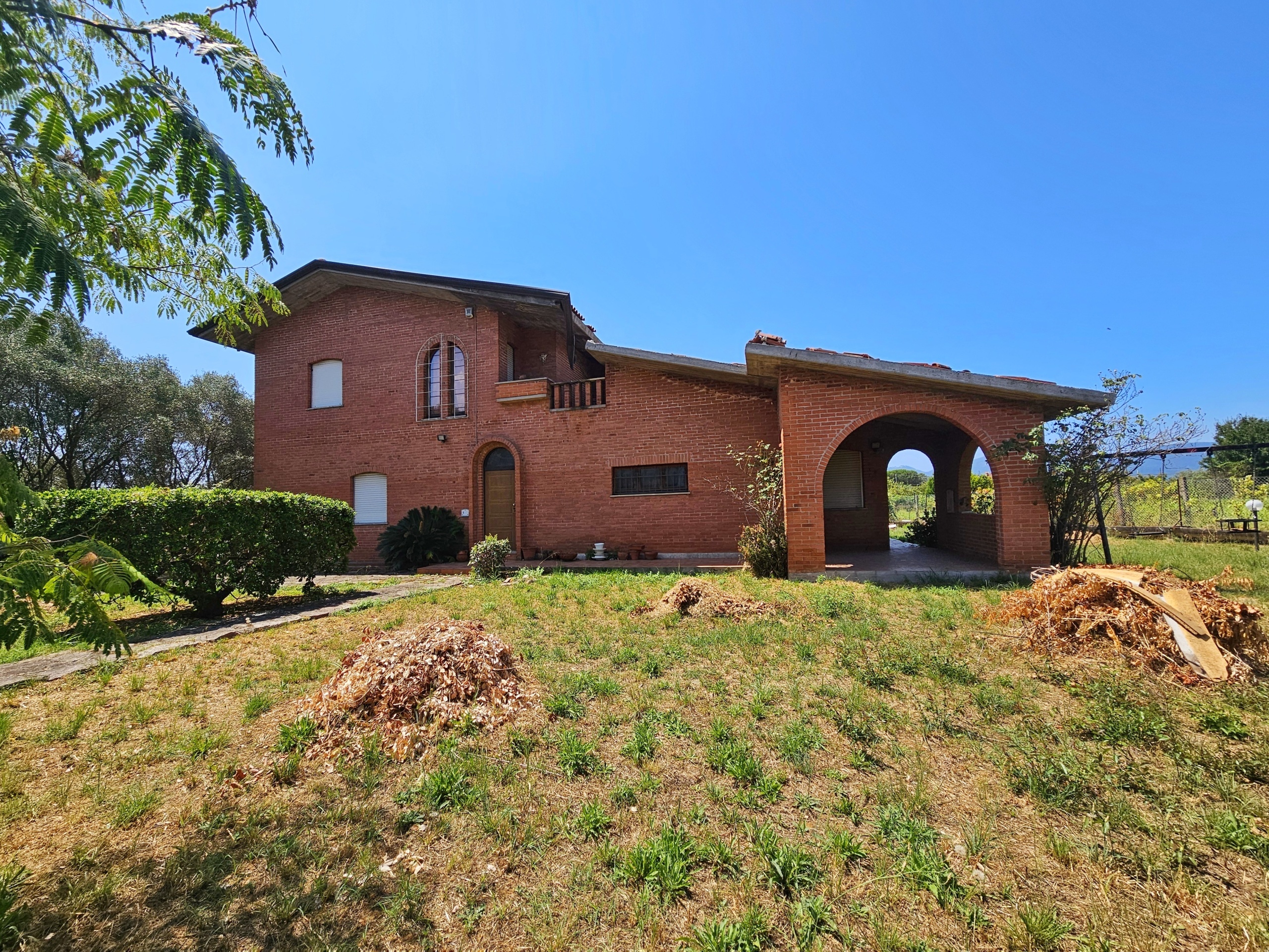 Villa con giardino in via dogana 10, Ortonovo