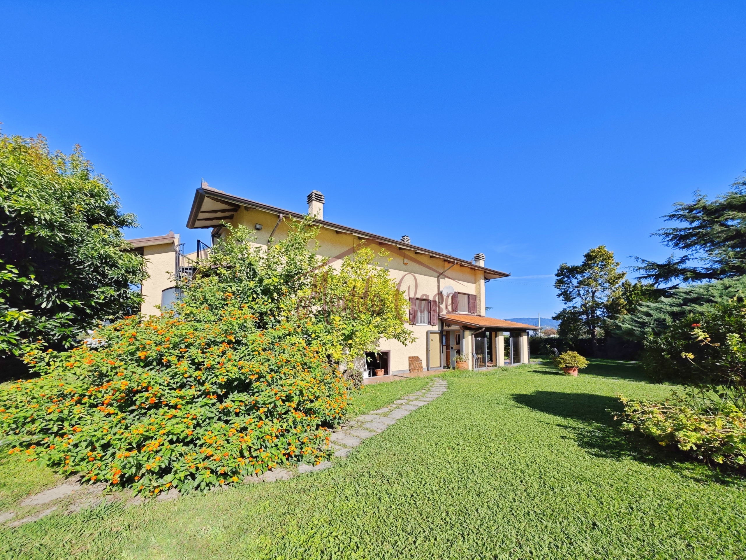 Villa con giardino in via forano 9, Ameglia