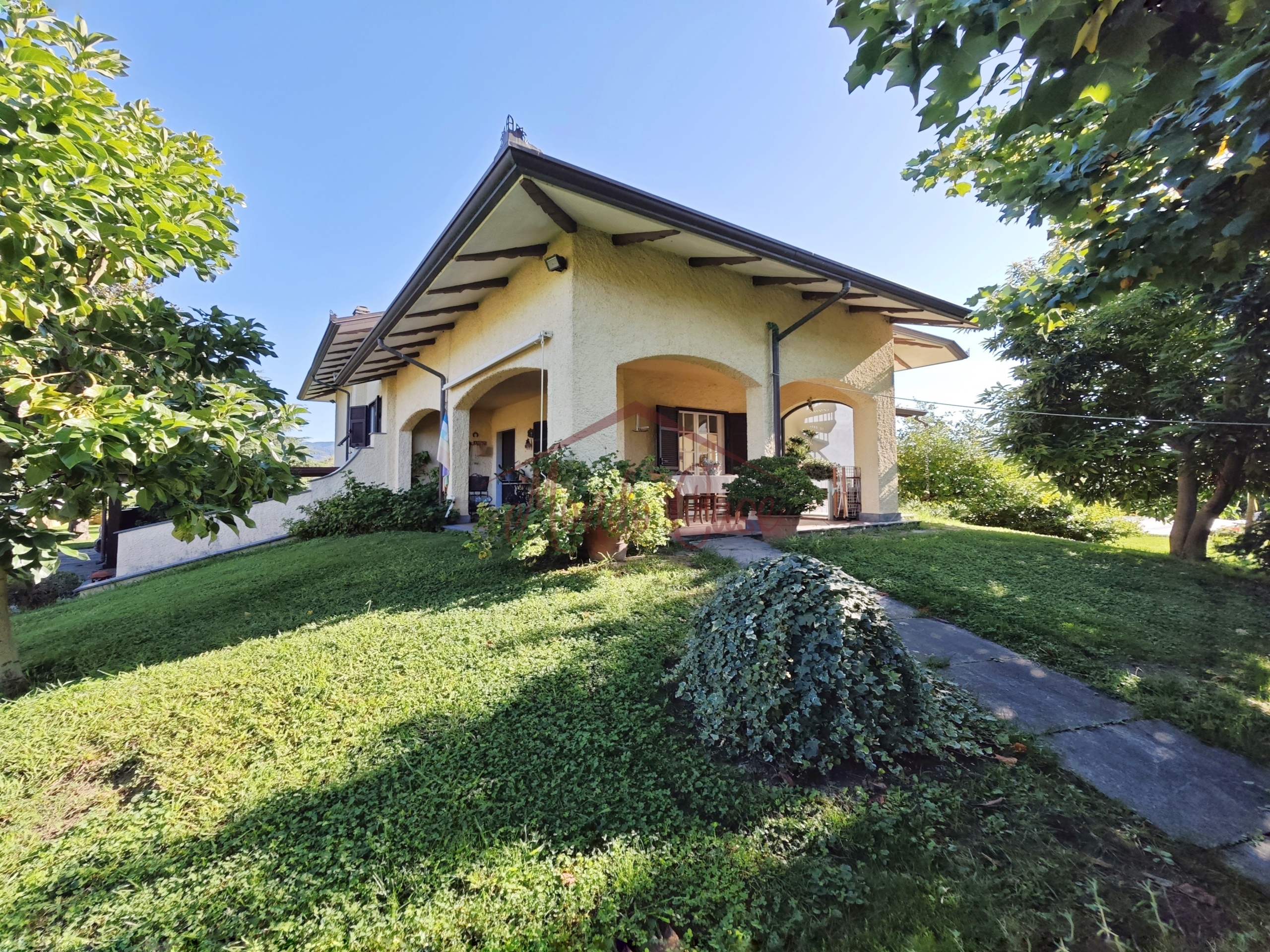 Villa con giardino in via forano 9, Ameglia