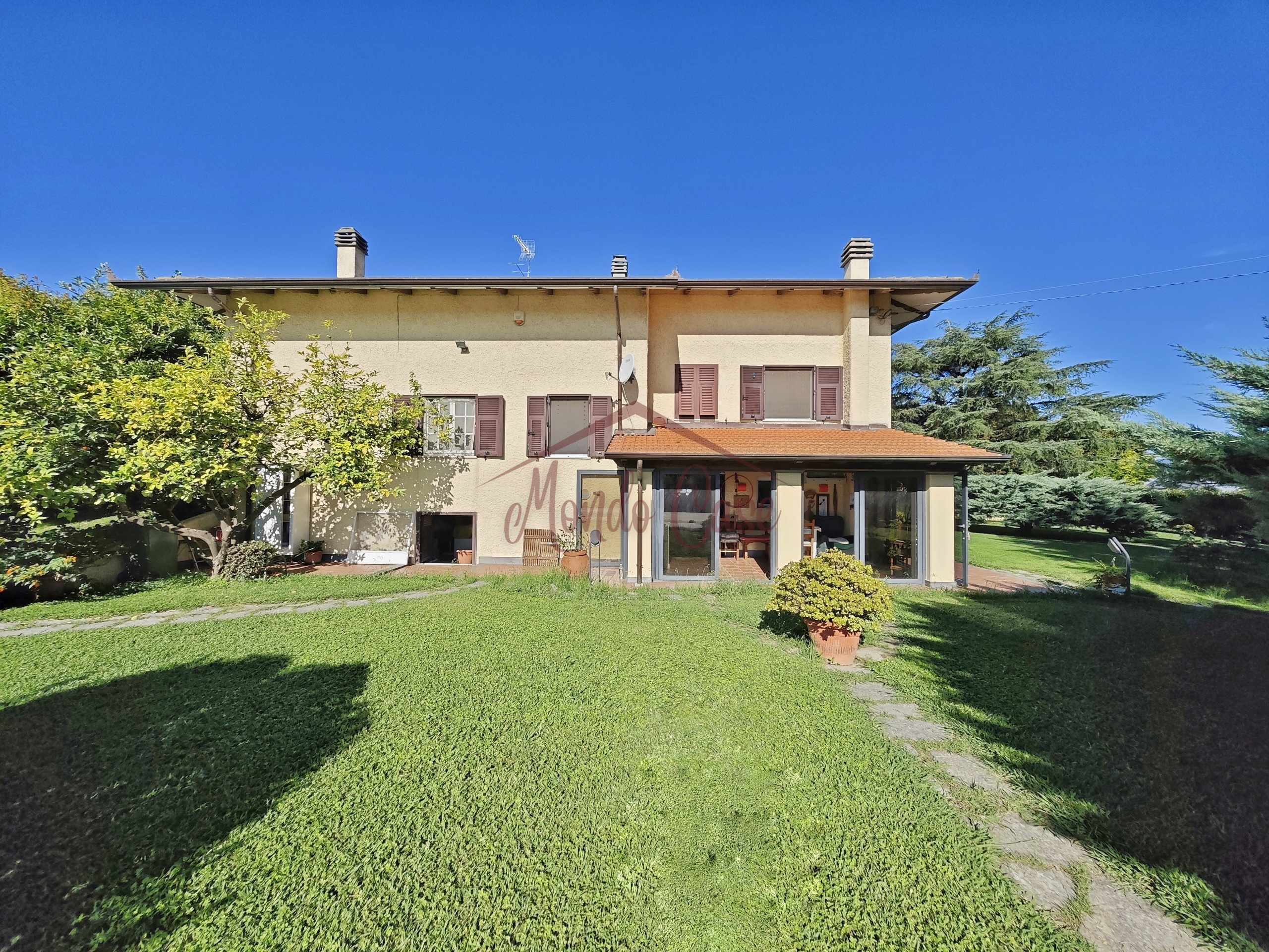Villa con giardino in via forano 9, Ameglia