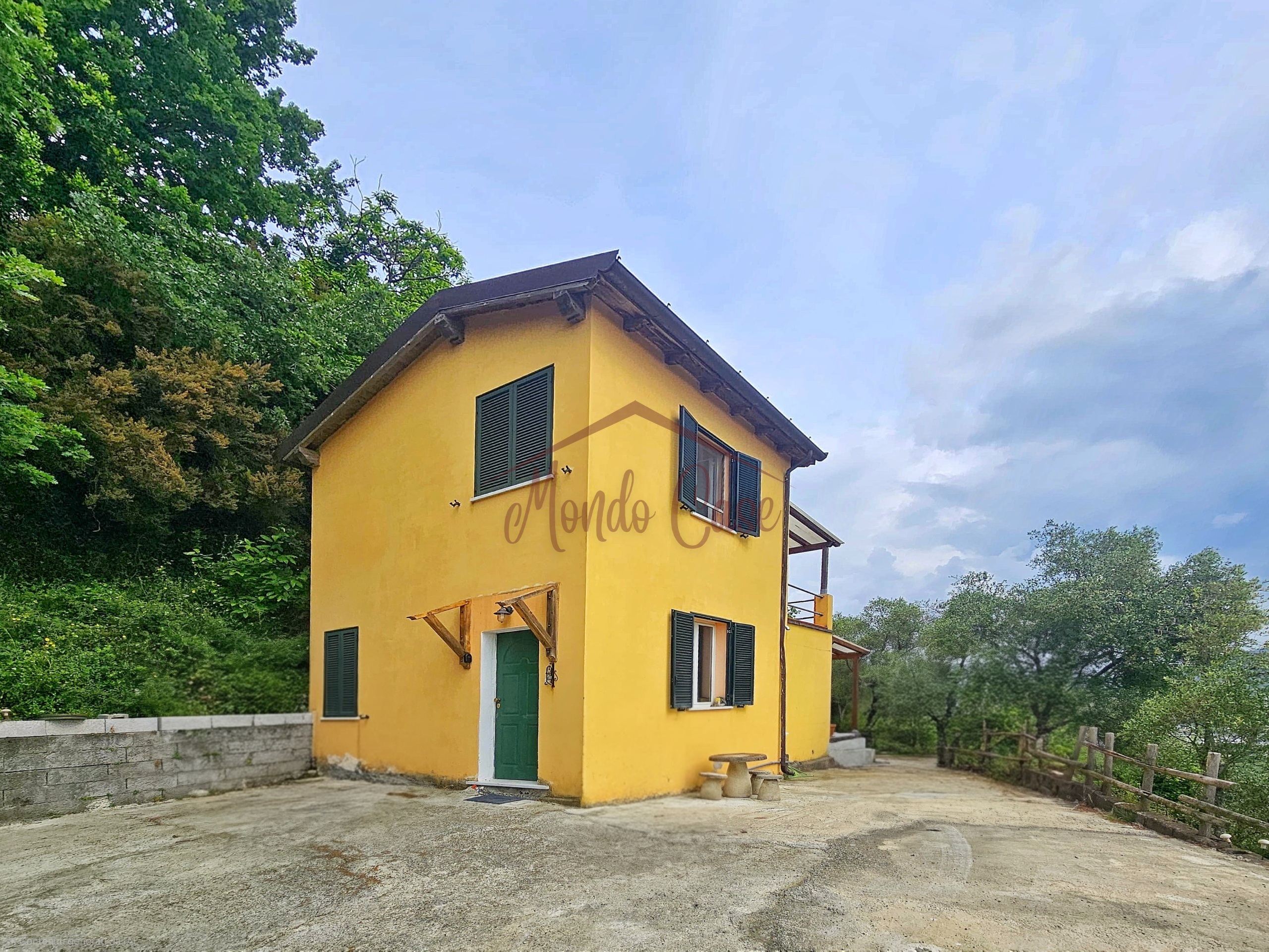 Casa indipendente con terrazzi in via umberto maddalena 103, Vezzano Ligure
