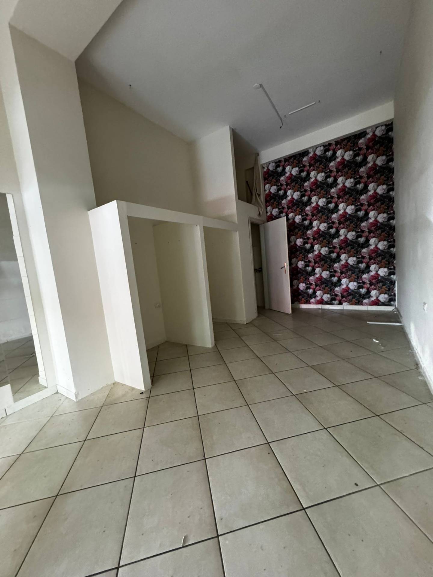 Locale commerciale in vendita a Salerno