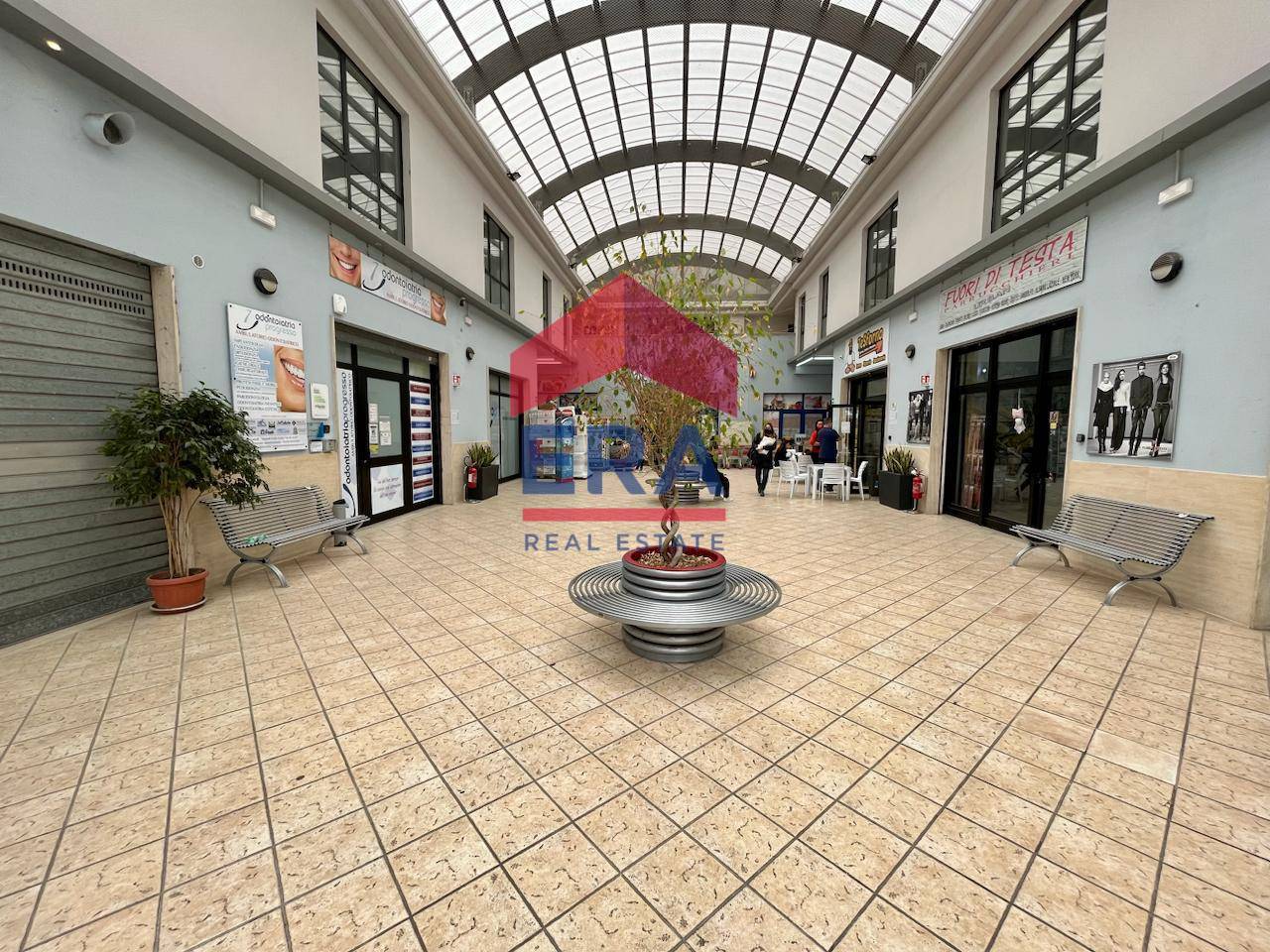 Commerciale Altro in vendita a Pomezia, Centro