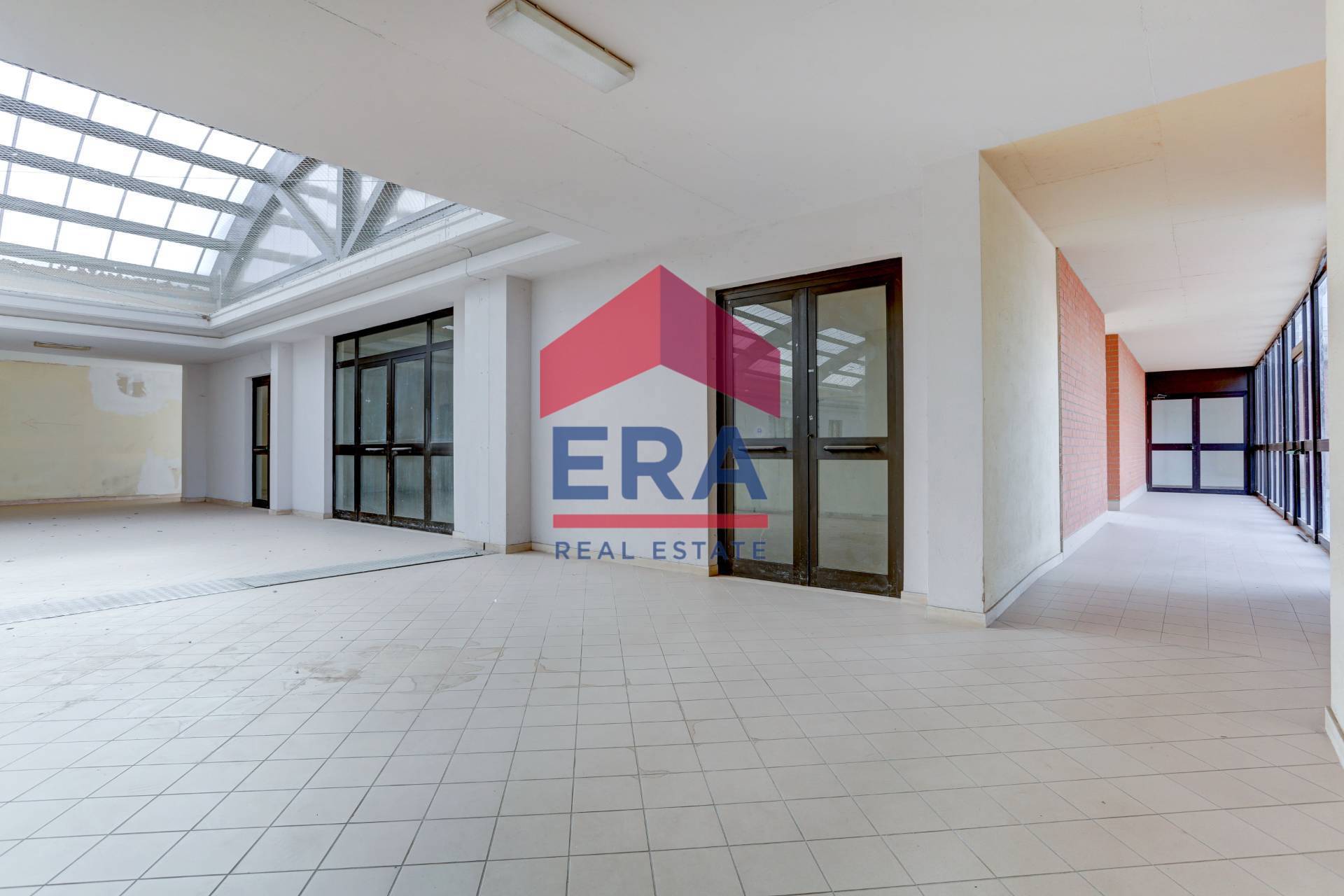 Commerciale Altro in vendita a Pomezia, Centro