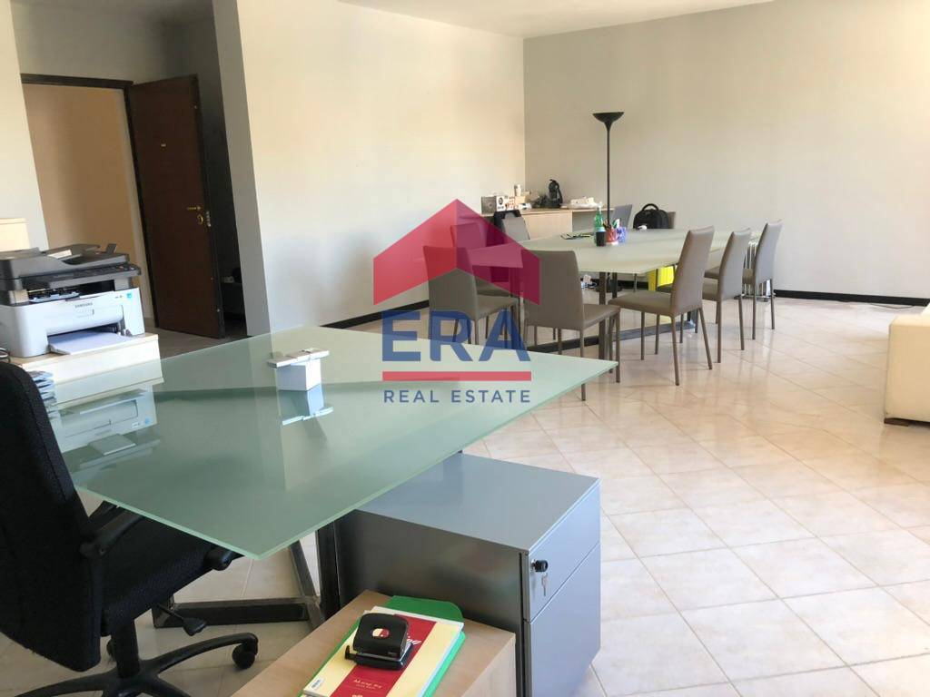 Commerciale Altro in vendita a Pomezia, Centro