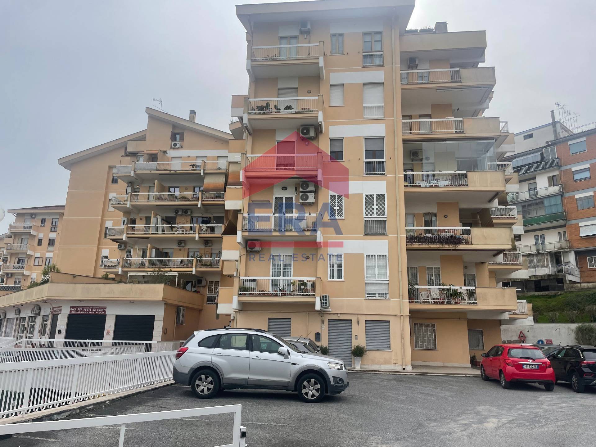 Ufficio in vendita a Pomezia, Centro