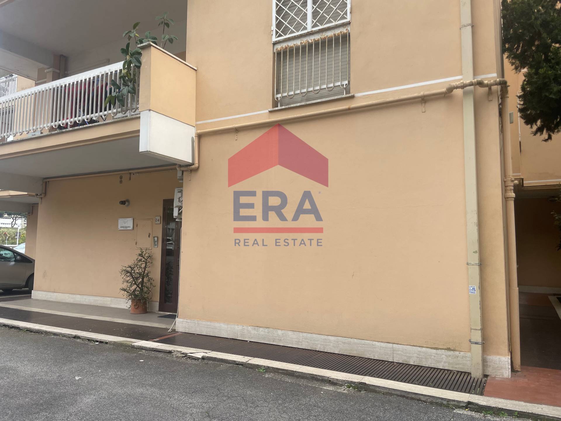 Ufficio in vendita a Pomezia, Centro