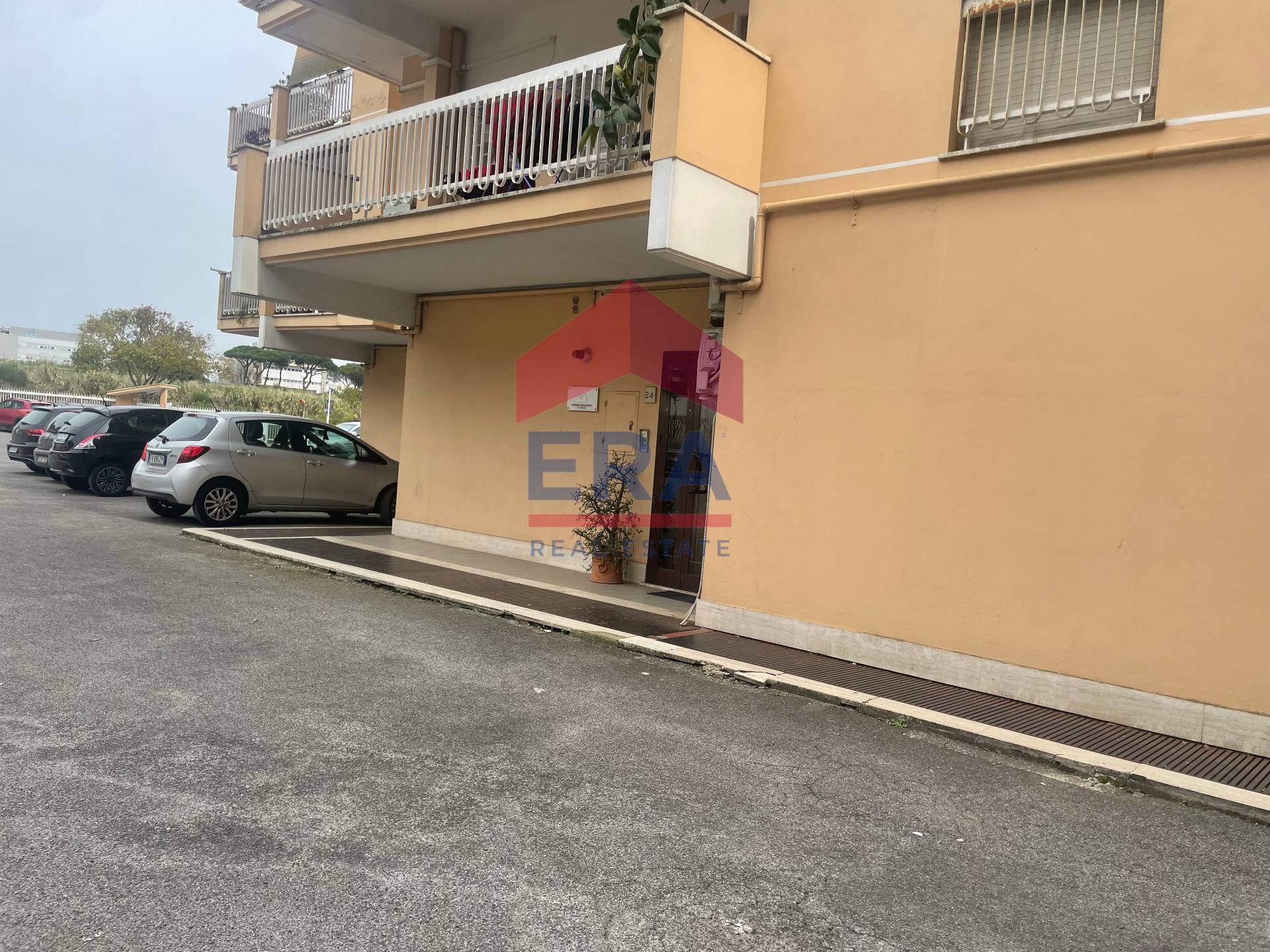 Ufficio in vendita a Pomezia, Centro