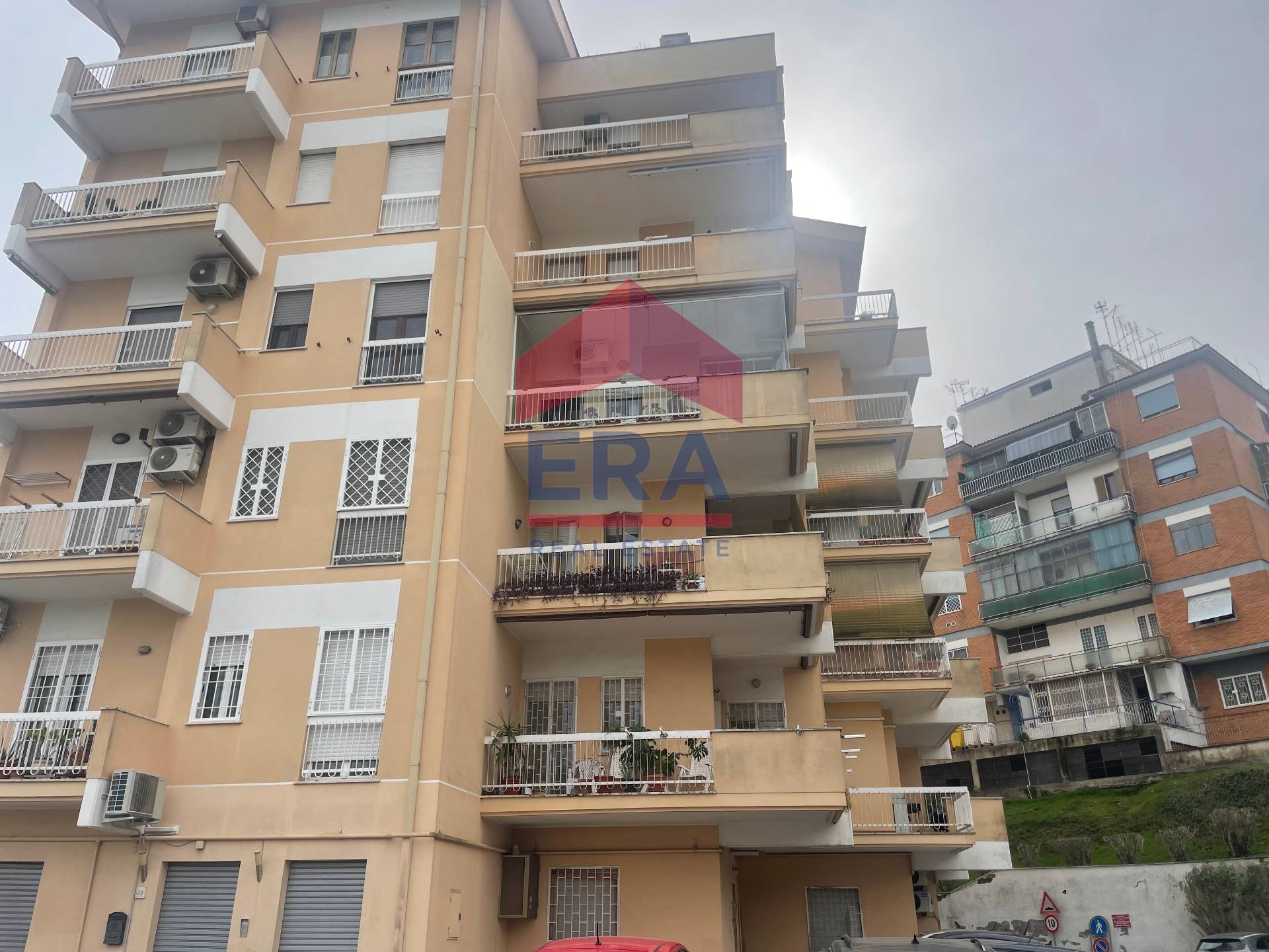 Ufficio in vendita a Pomezia, Centro