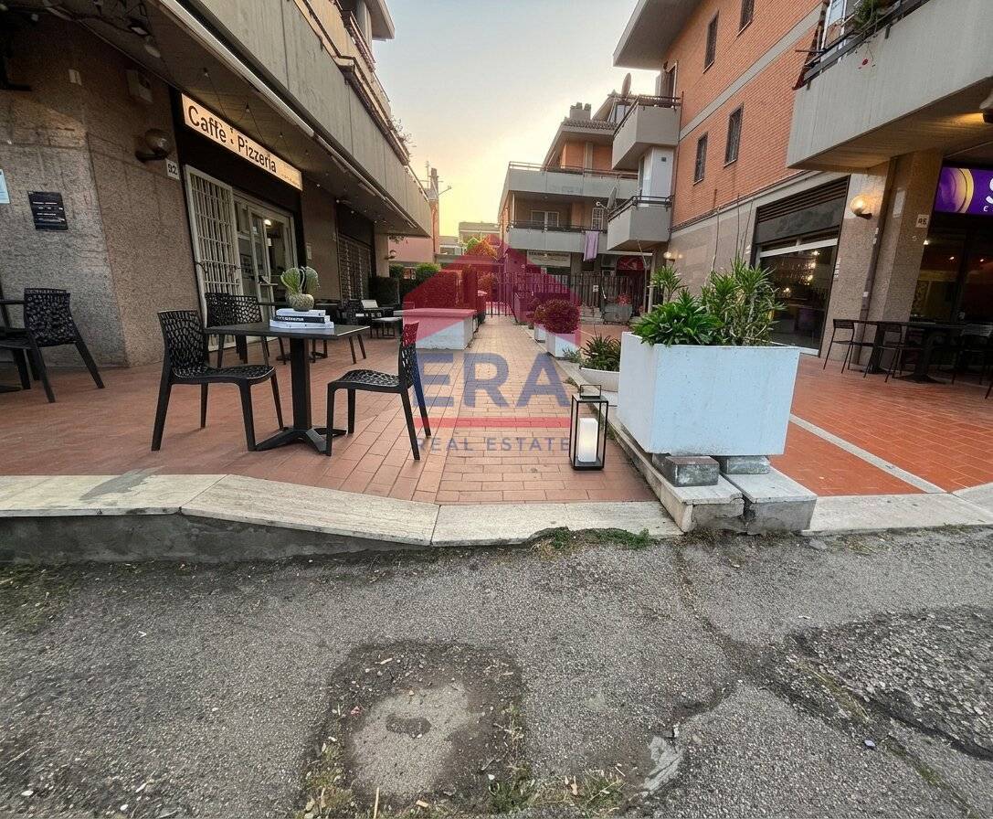 Bar in vendita a Pomezia, Centro
