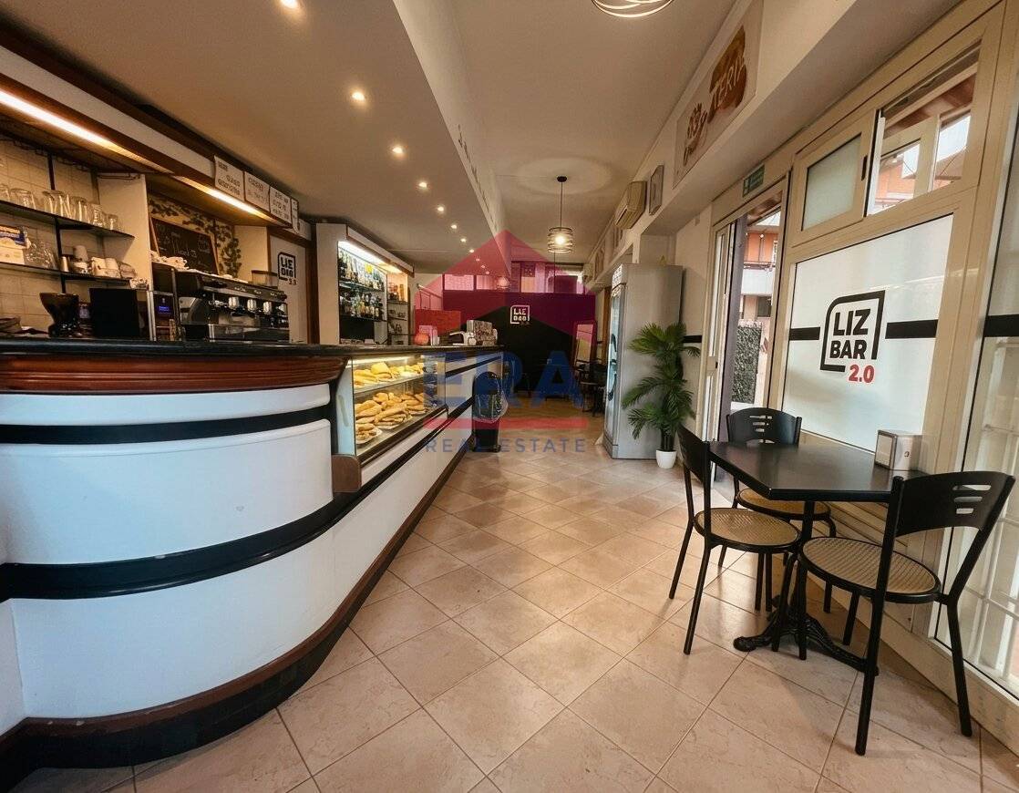 Bar in vendita a Pomezia, Centro