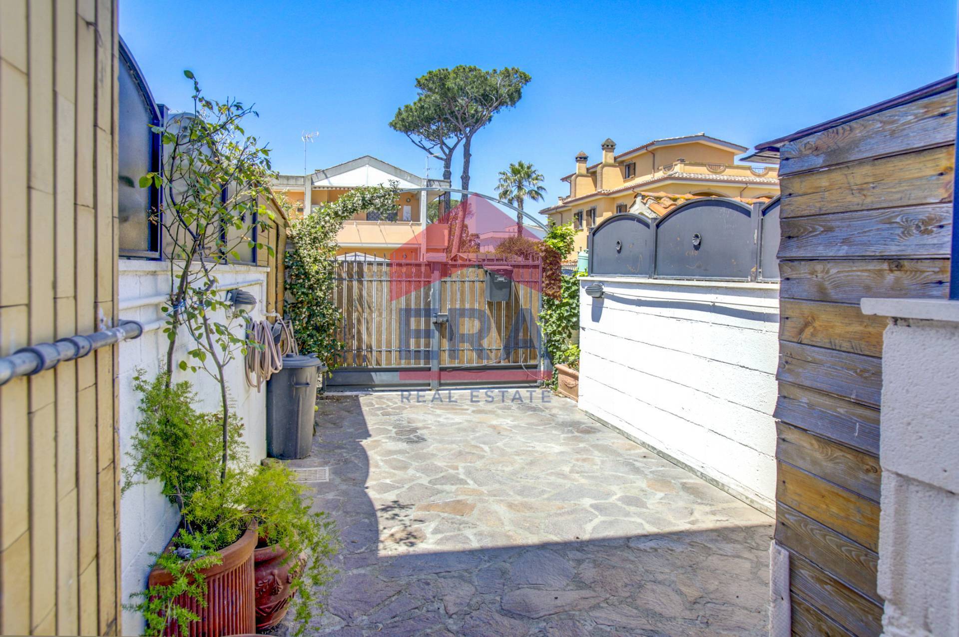 Villa bifamiliare in vendita a Pomezia, Campo Ascolano