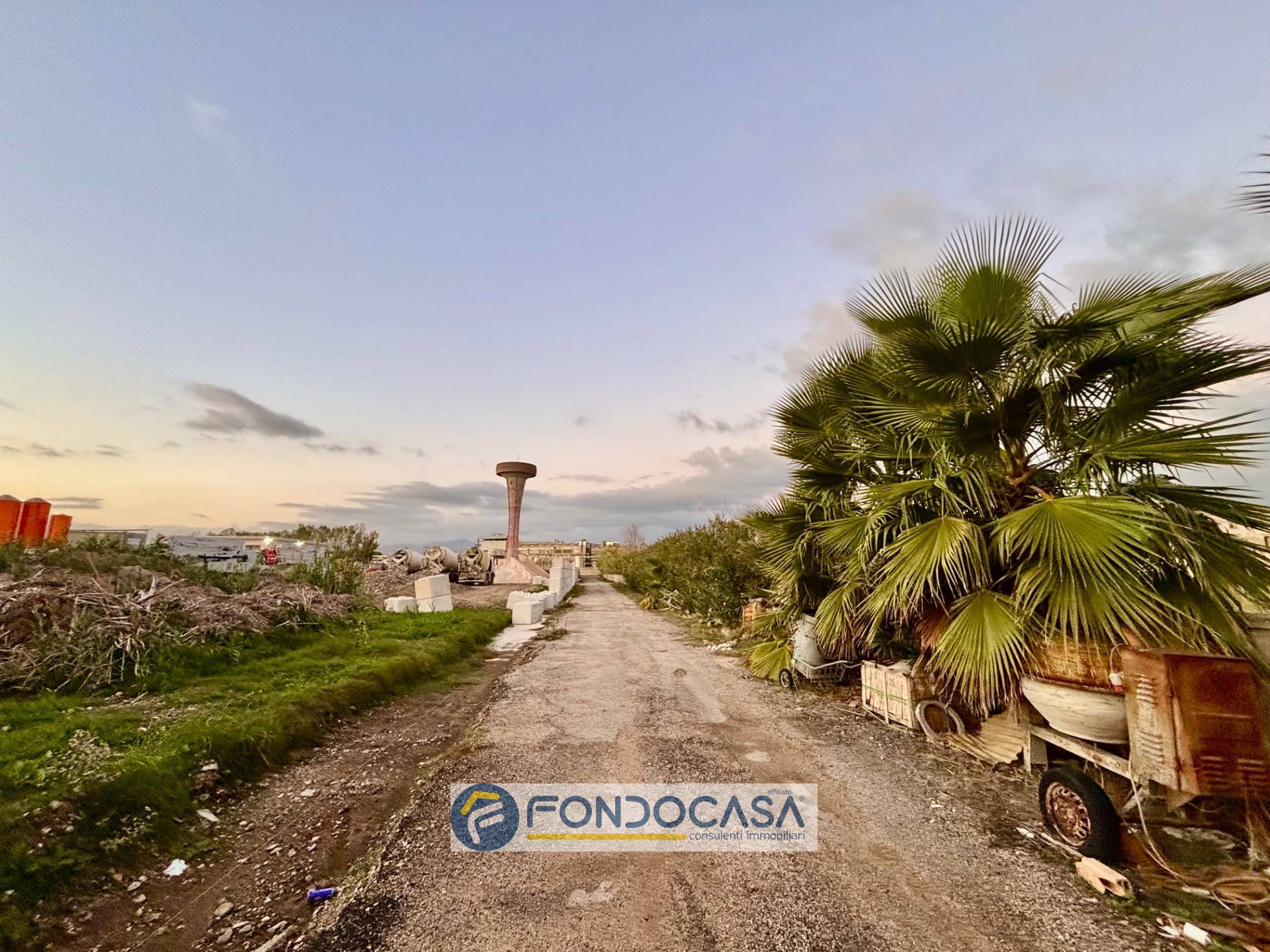 Capannone / fondo in vendita a Capua