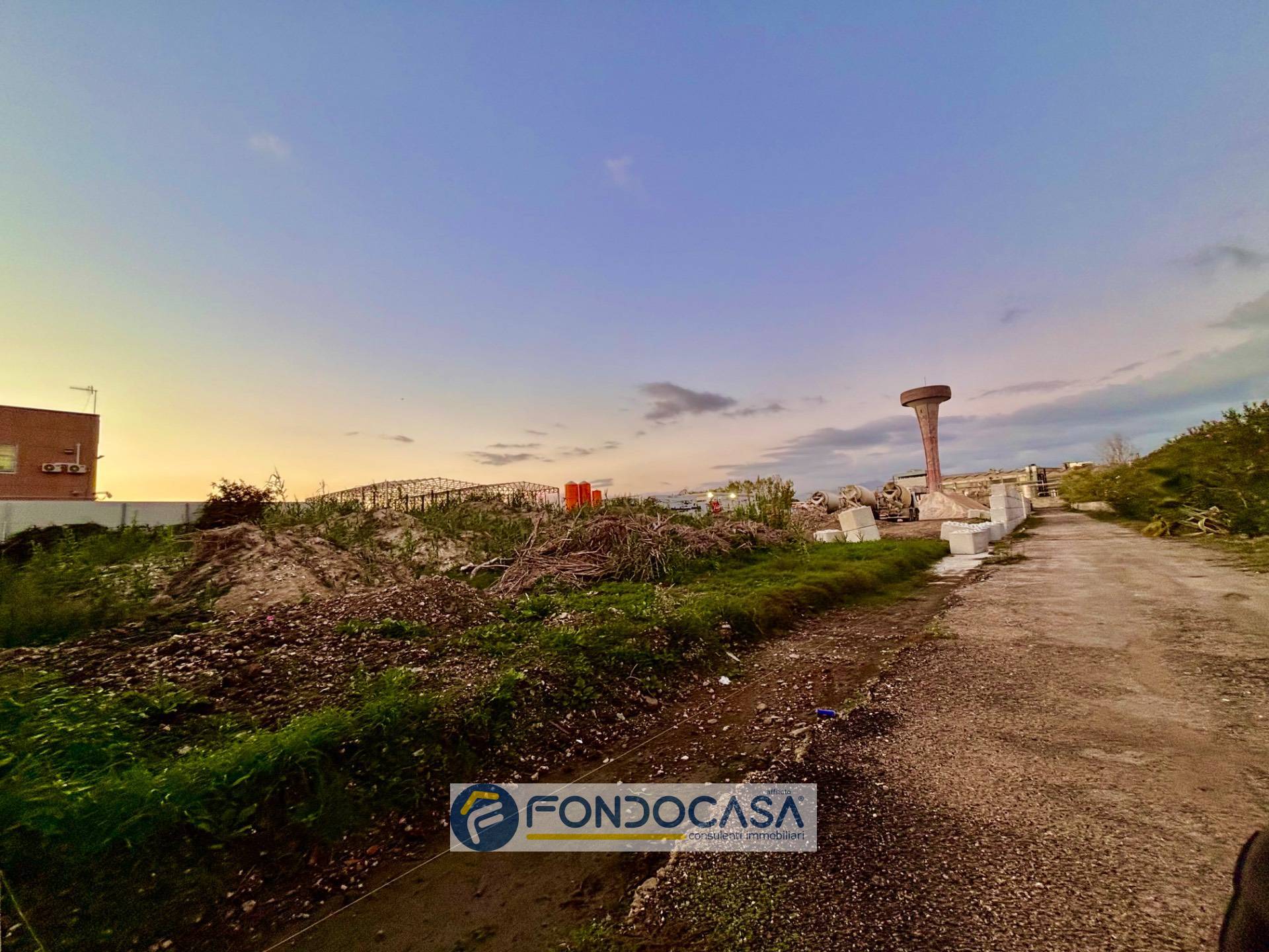 Capannone / fondo in vendita a Capua