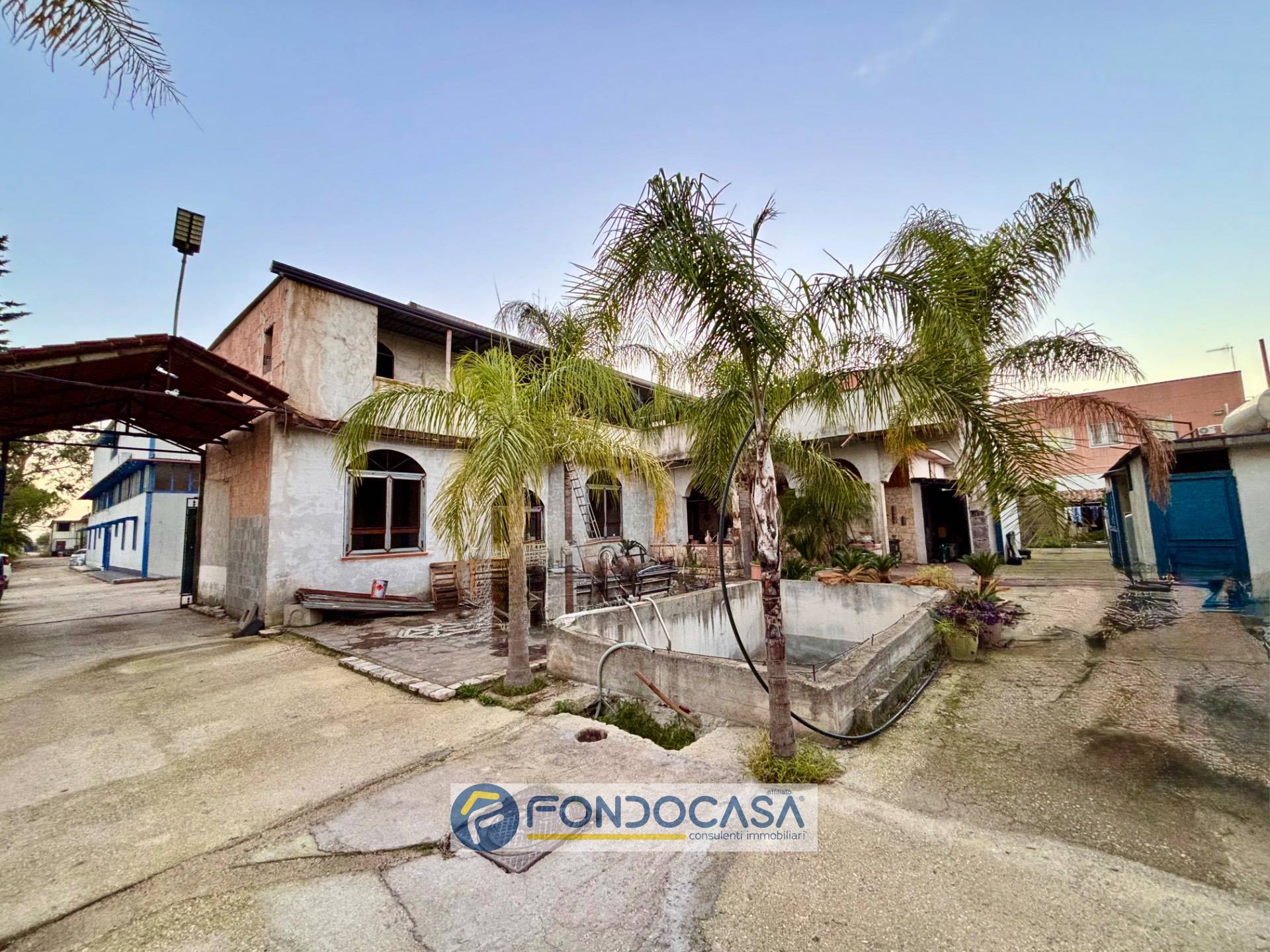 Capannone / fondo in vendita a Capua