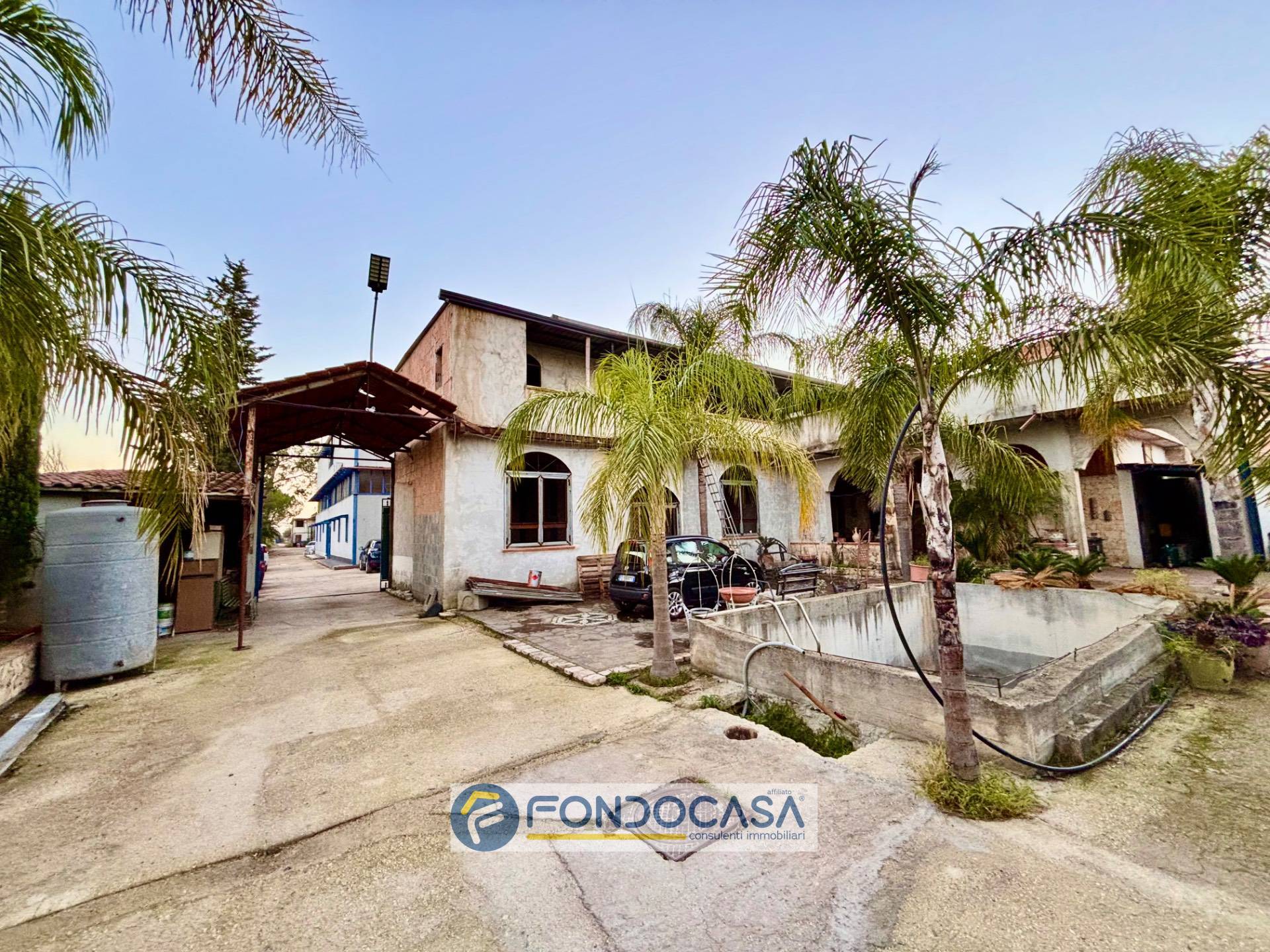 Capannone / fondo in vendita a Capua